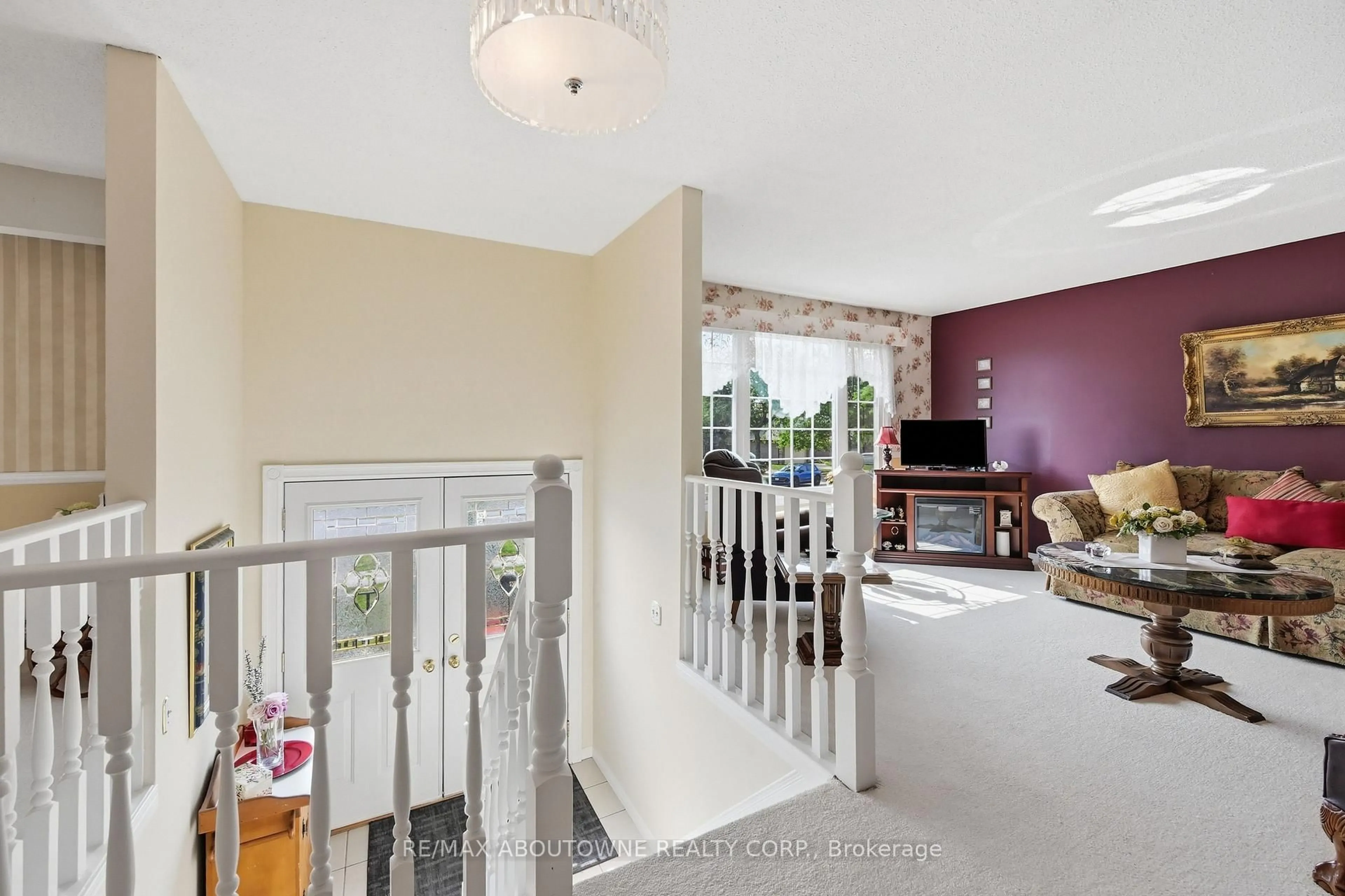 Indoor foyer for 2339 Gillingham Dr, Burlington Ontario L7P 4G5
