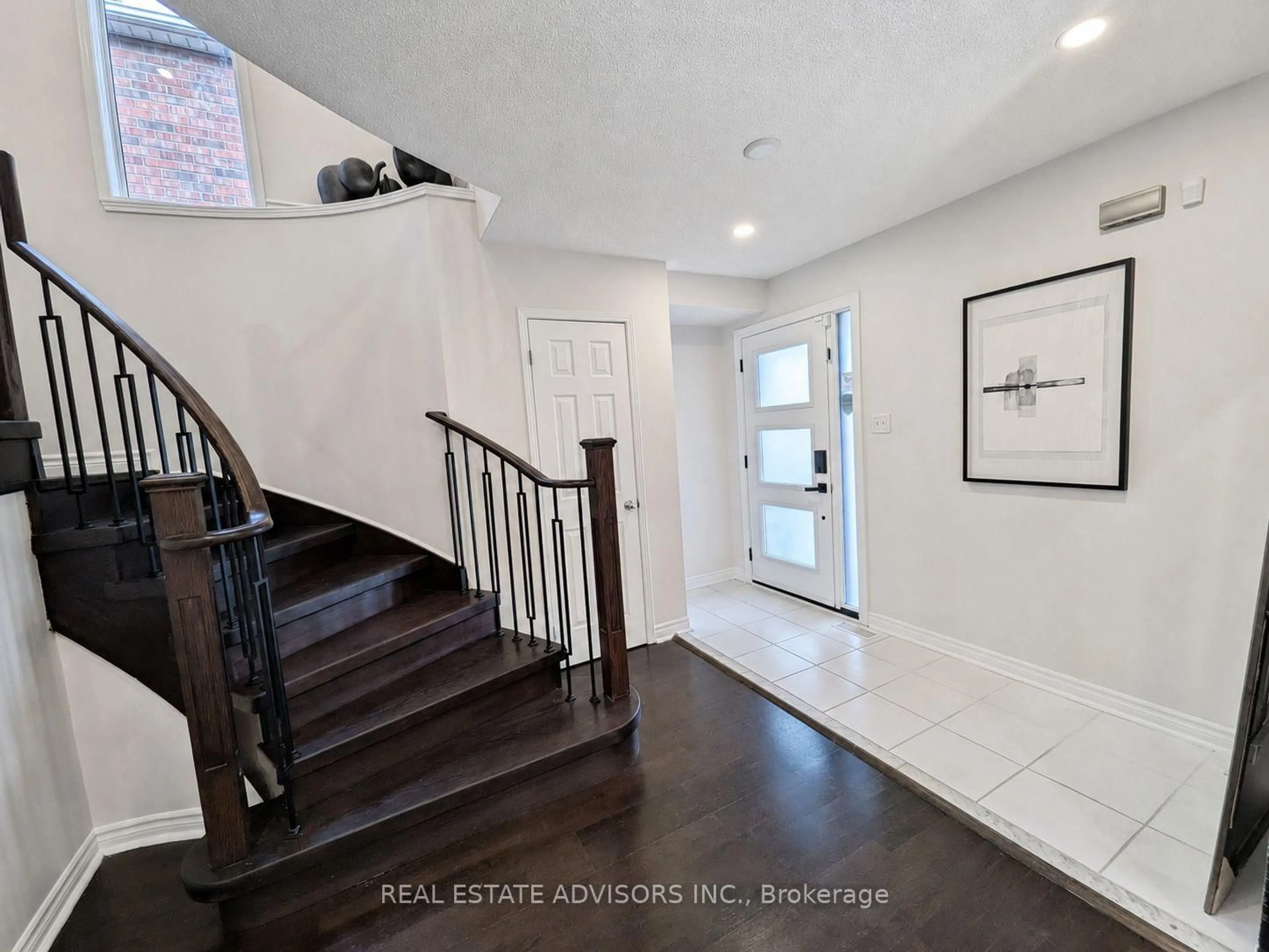 Indoor entryway for 5215 Marblewood Dr, Mississauga Ontario L5V 2P1