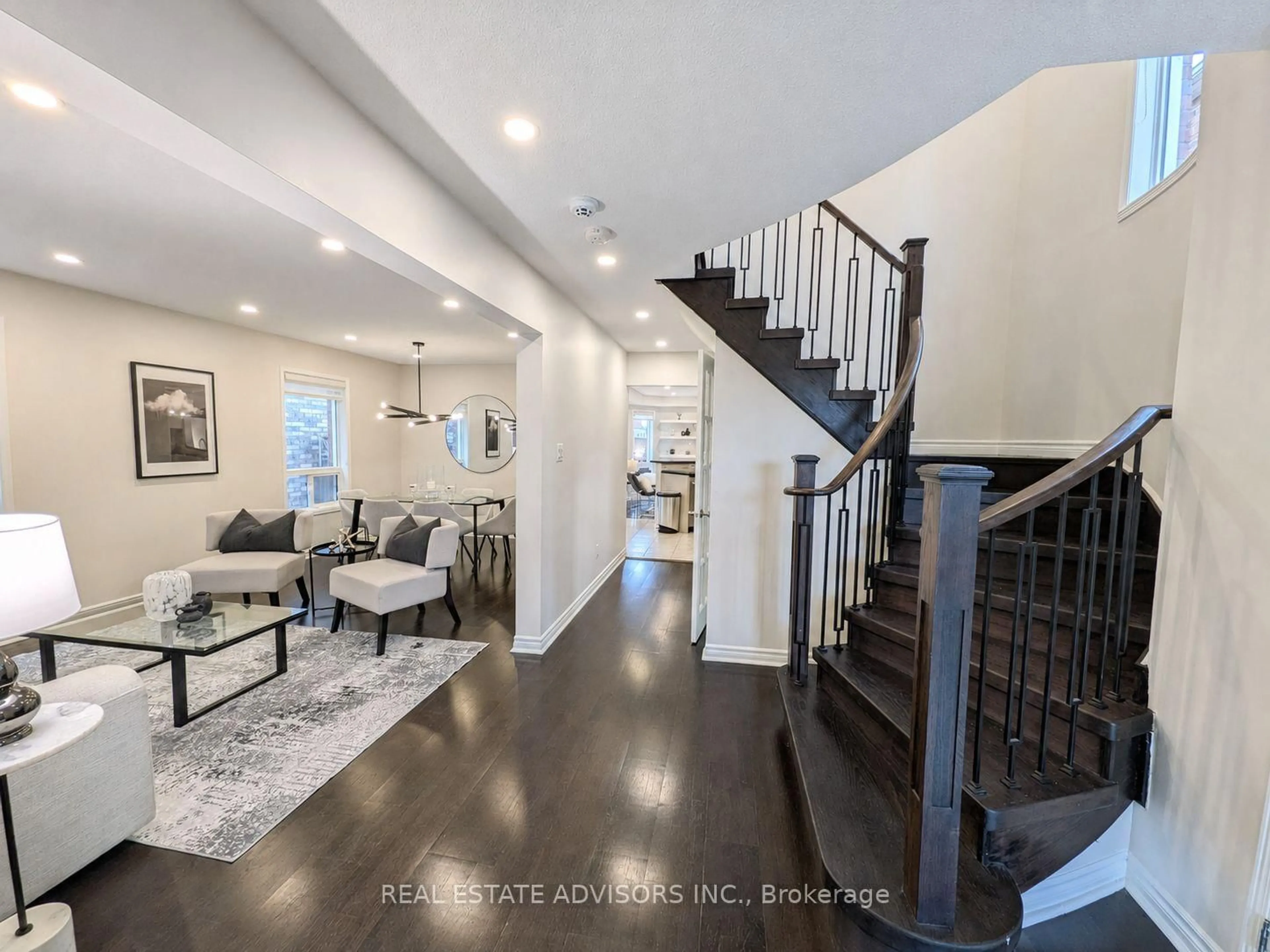 Indoor entryway for 5215 Marblewood Dr, Mississauga Ontario L5V 2P1