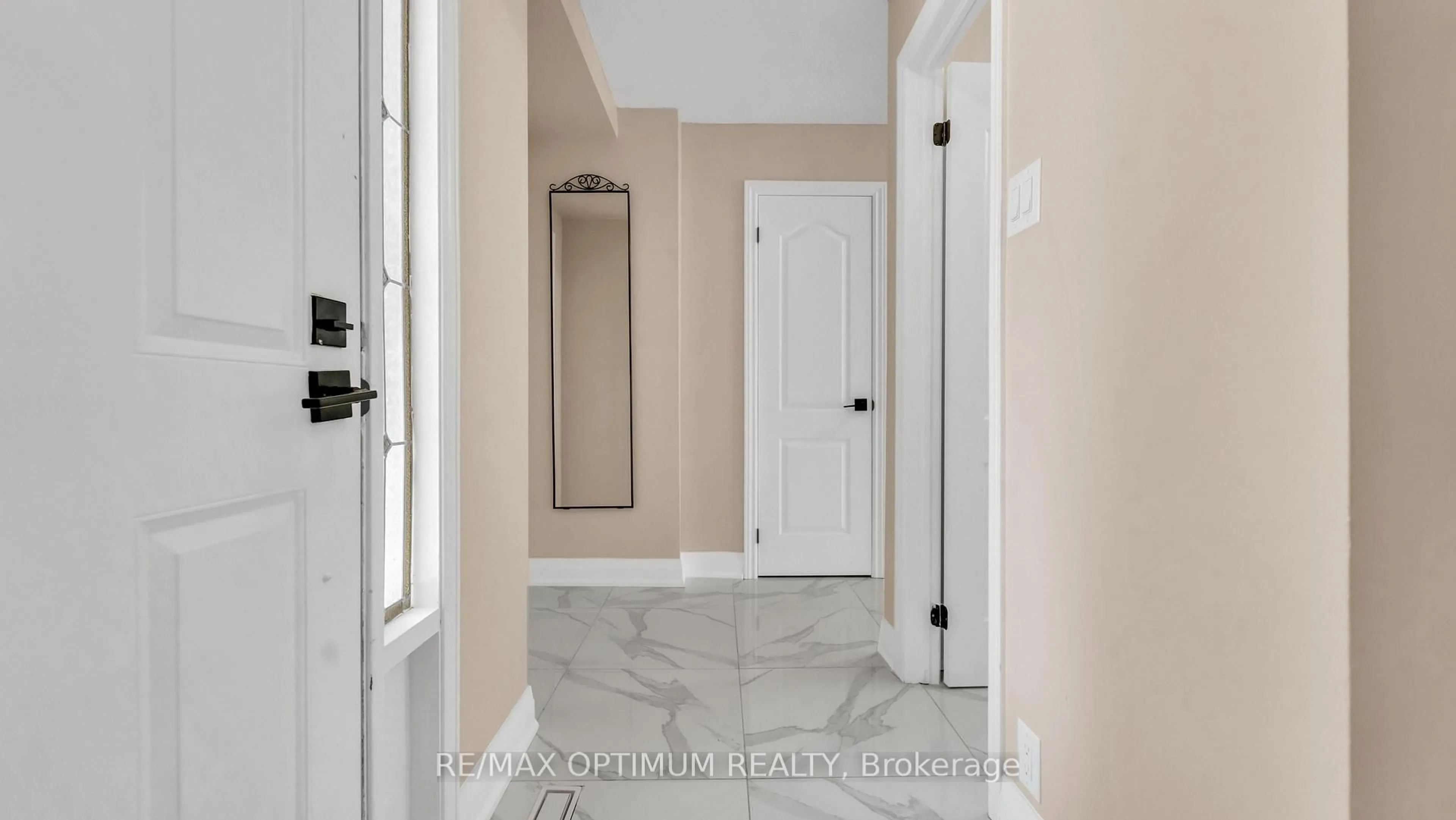 Indoor entryway for 4 Lawnview Crt, Brampton Ontario L7G 1T4