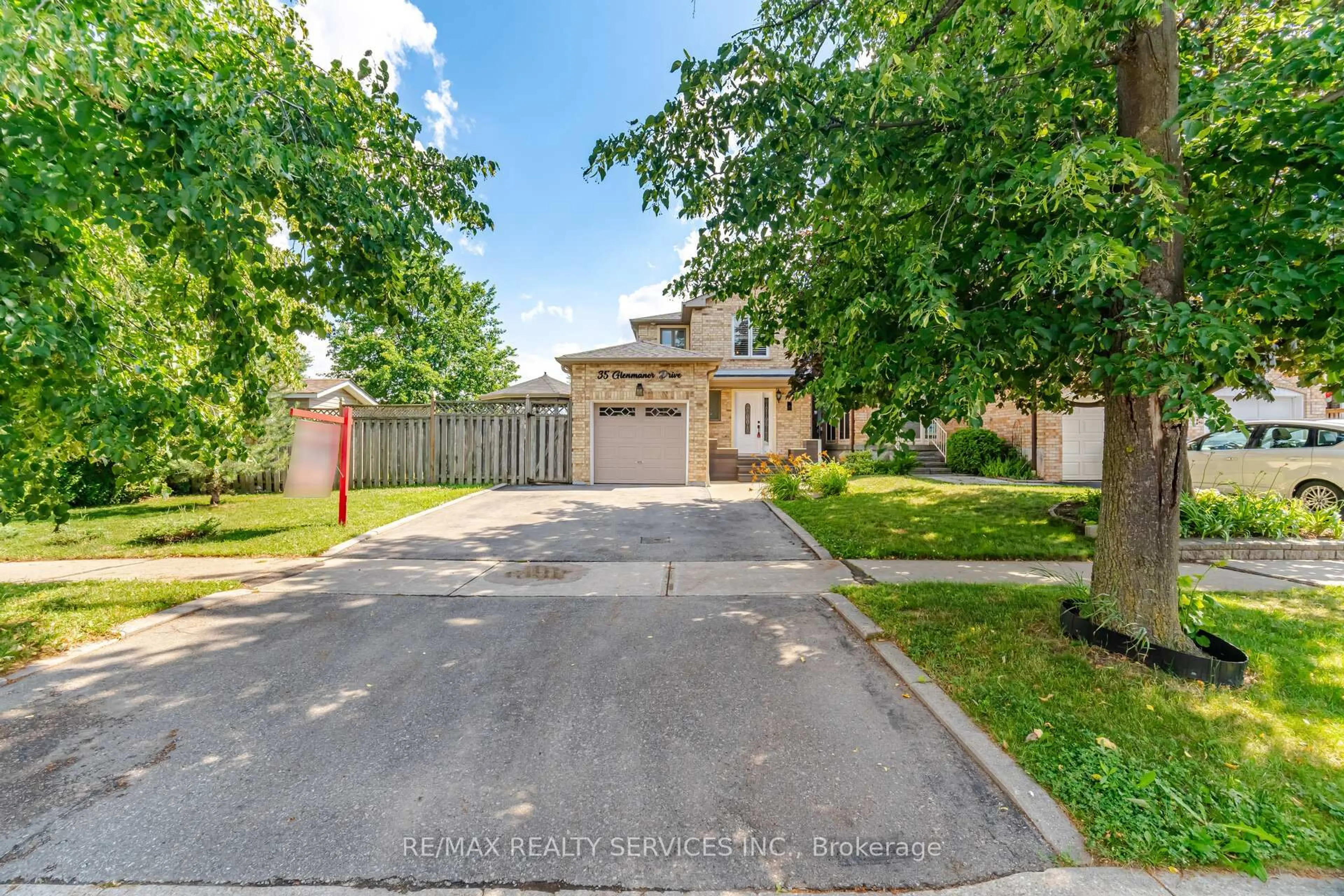 A pic from outside/outdoor area/front of a property/back of a property/a pic from drone, street for 35 Glenmanor Dr, Brampton Ontario L6Z 3Z1