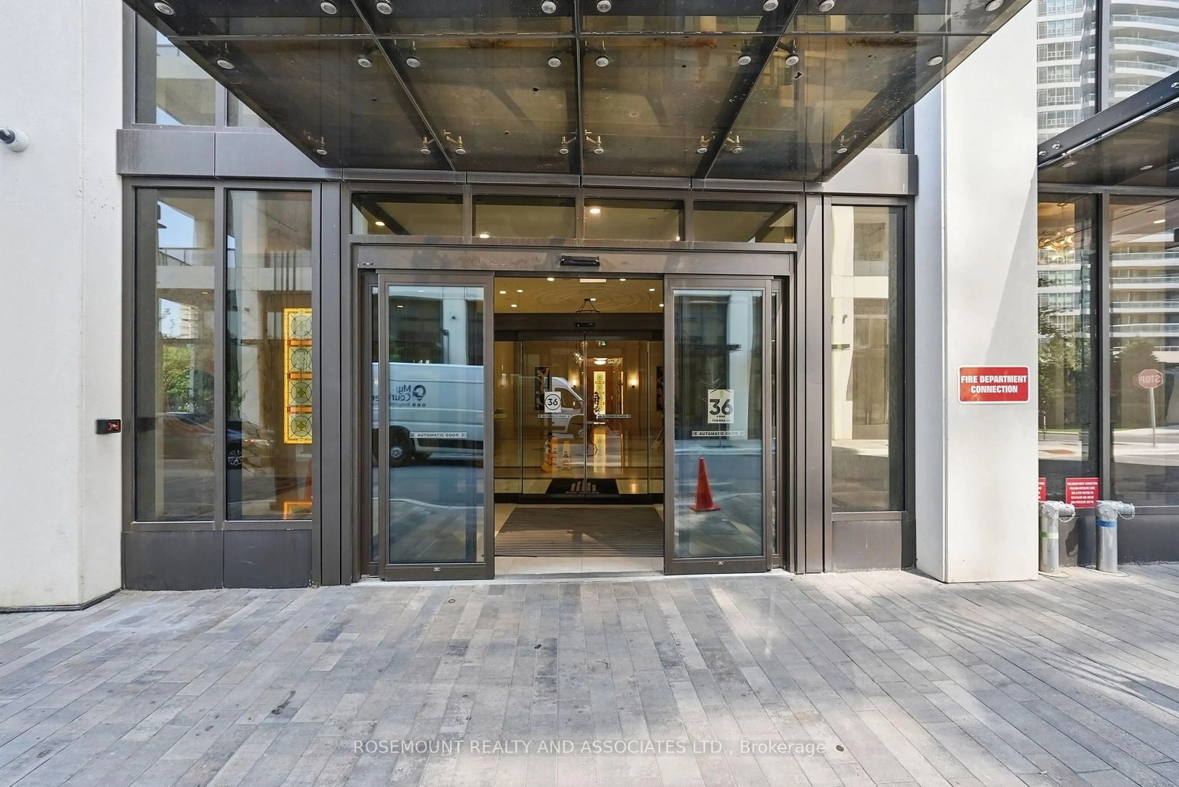 Indoor foyer for 36 ELM Dr #2105, Mississauga Ontario L5B 0N3