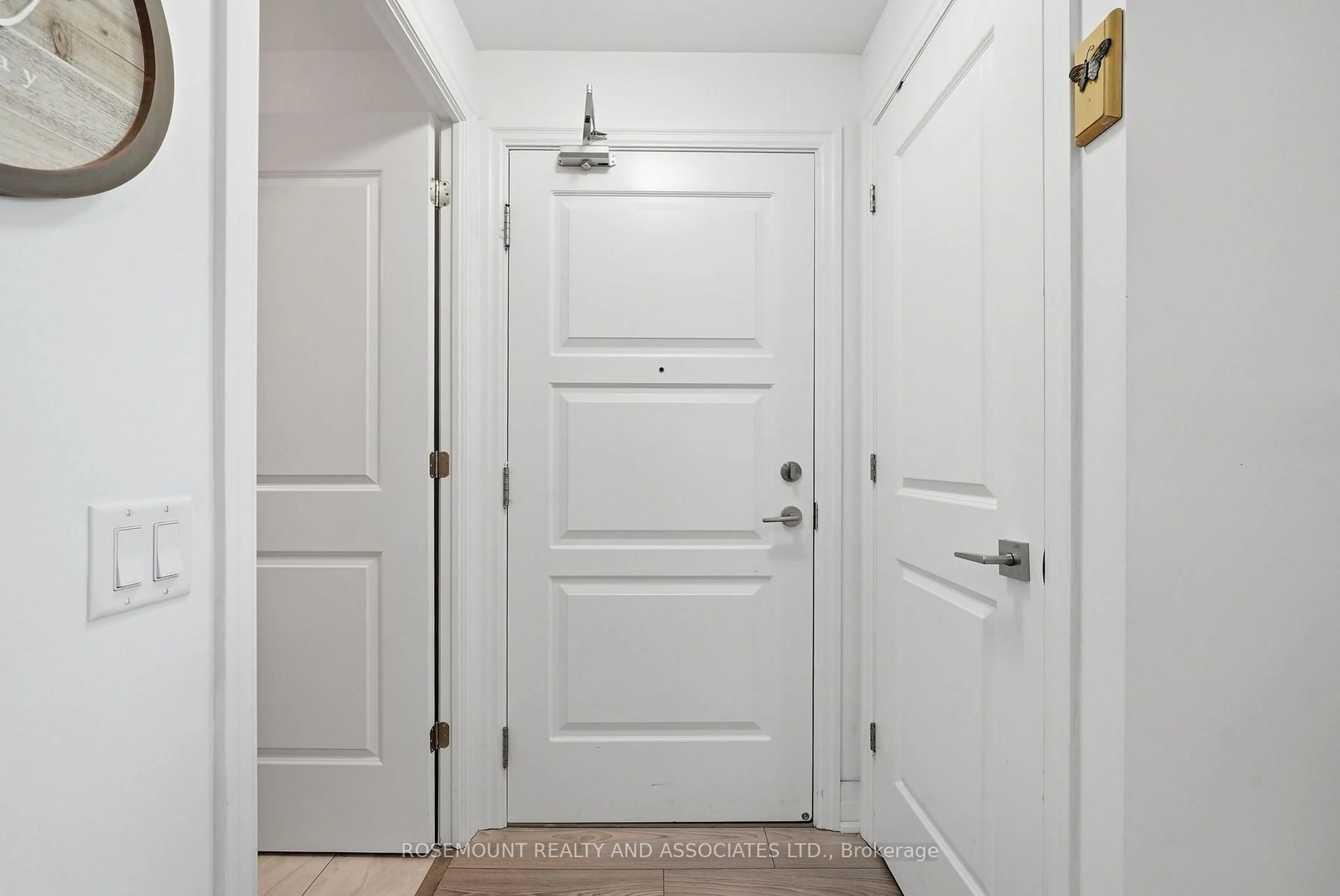 Indoor entryway for 36 ELM Dr #2105, Mississauga Ontario L5B 0N3