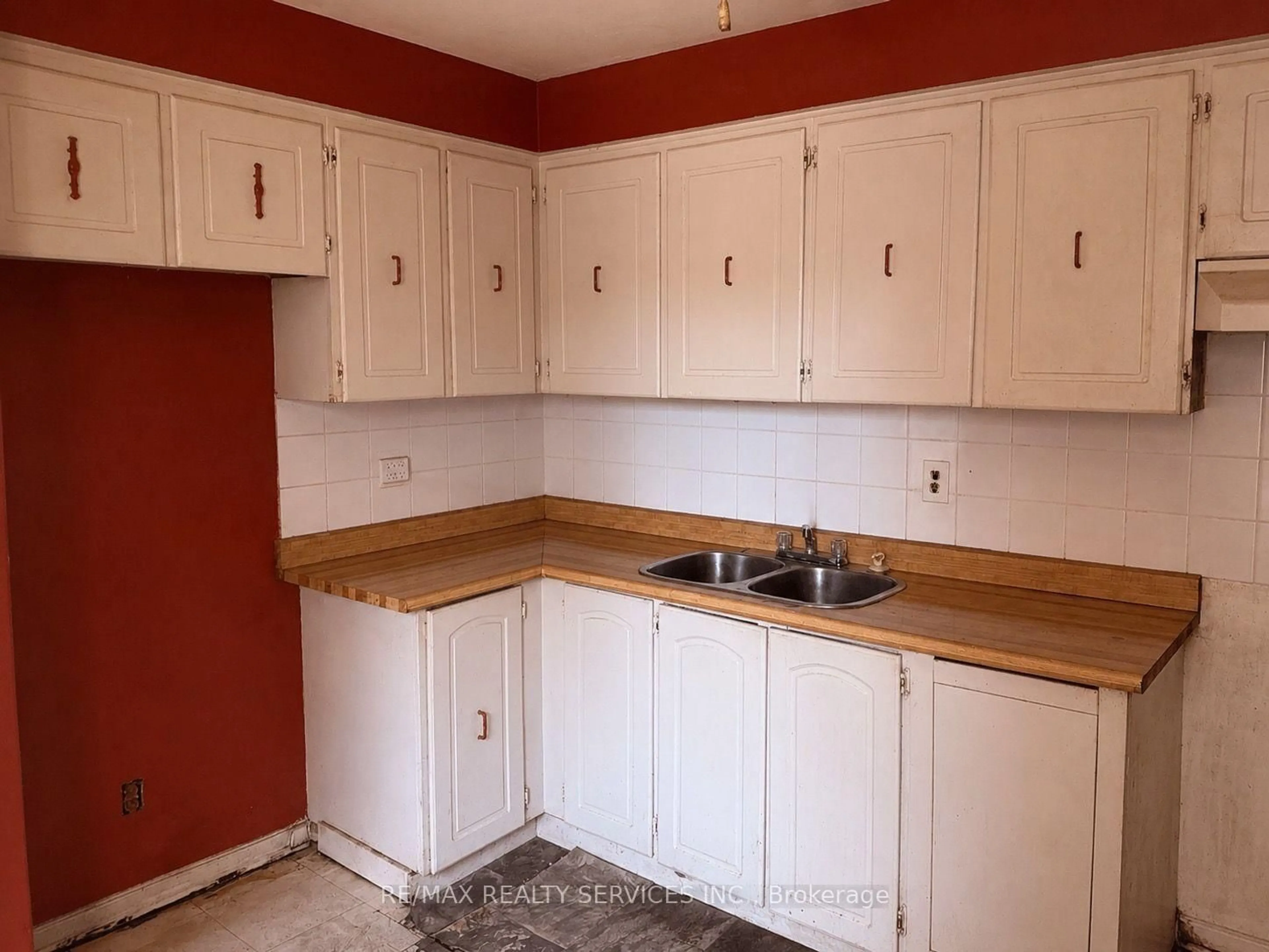 Standard kitchen, unknown for 20 Lansing Sq, Brampton Ontario L6Z 1E6