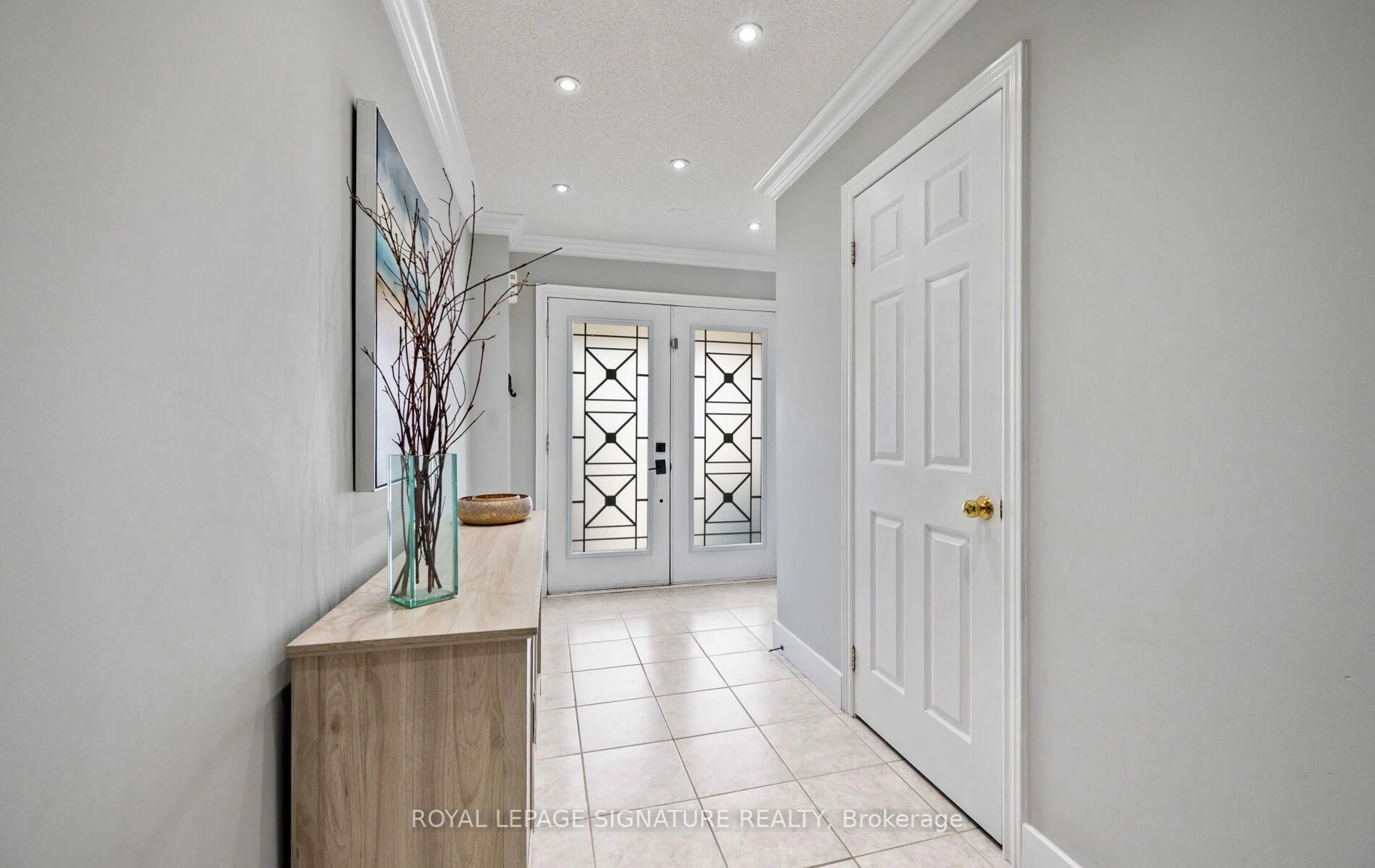 Indoor entryway for 1411 Costigan Rd, Milton Ontario L9T 0Y7