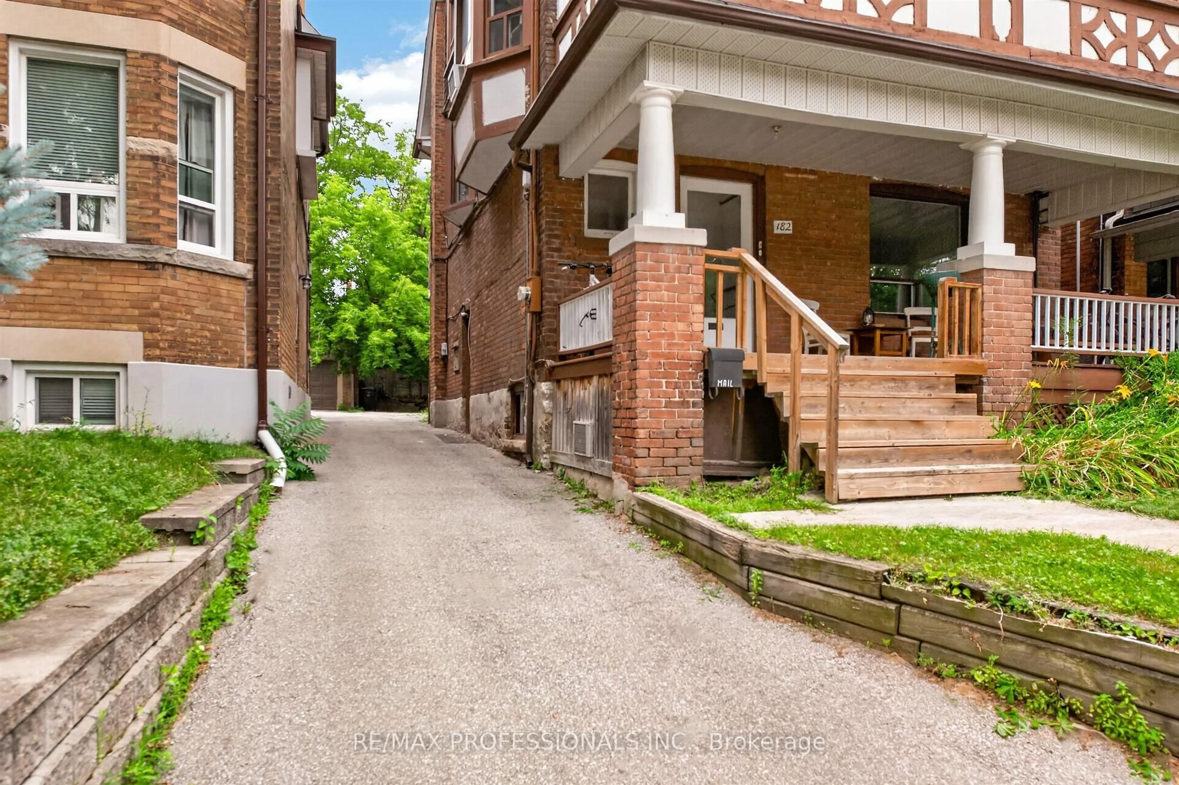 Unknown for 182 Geoffrey St, Toronto Ontario M6R 1P7