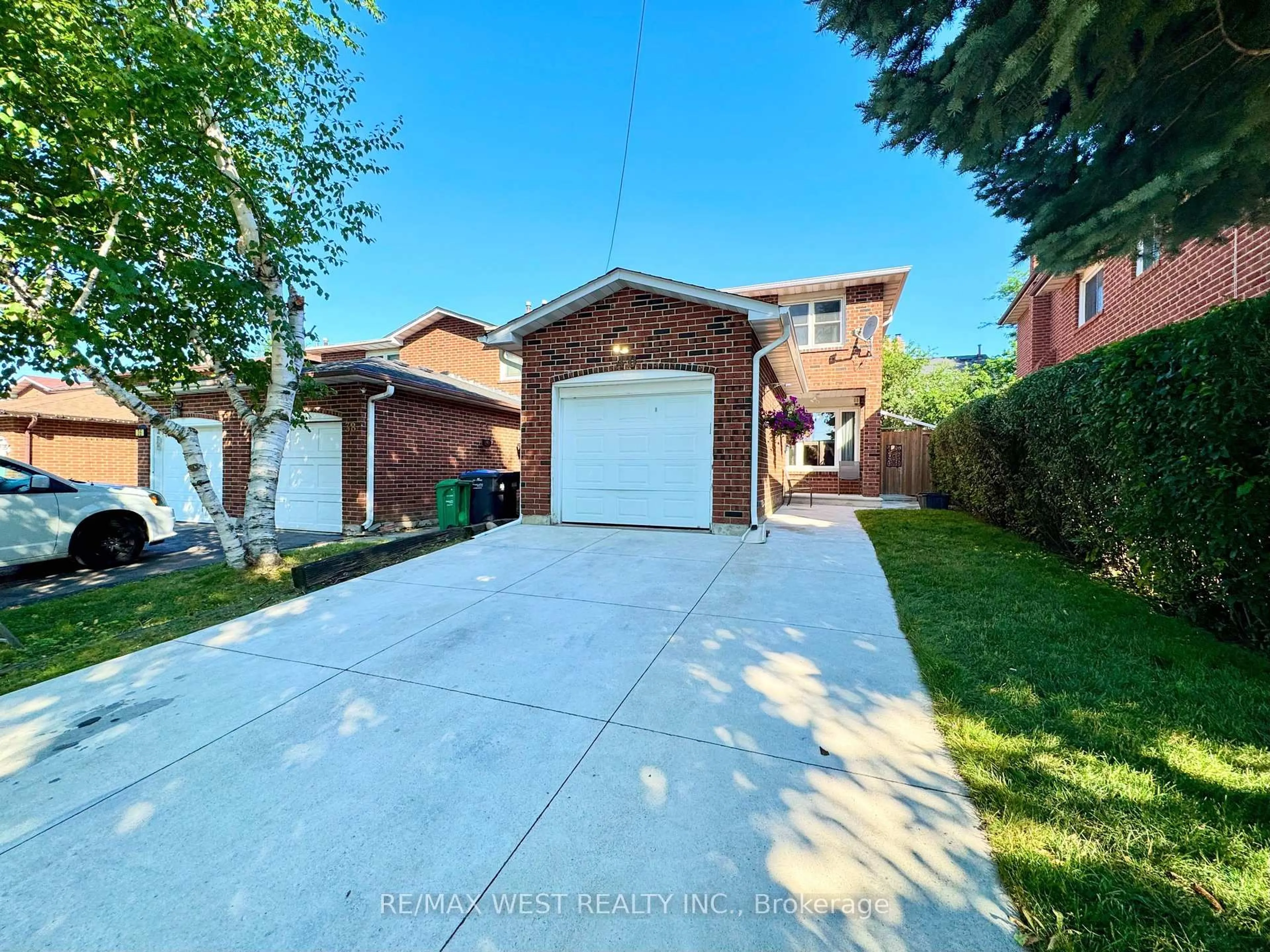 A pic from outside/outdoor area/front of a property/back of a property/a pic from drone, street for 40 Maplehurst Sq, Brampton Ontario L6Z 1J6