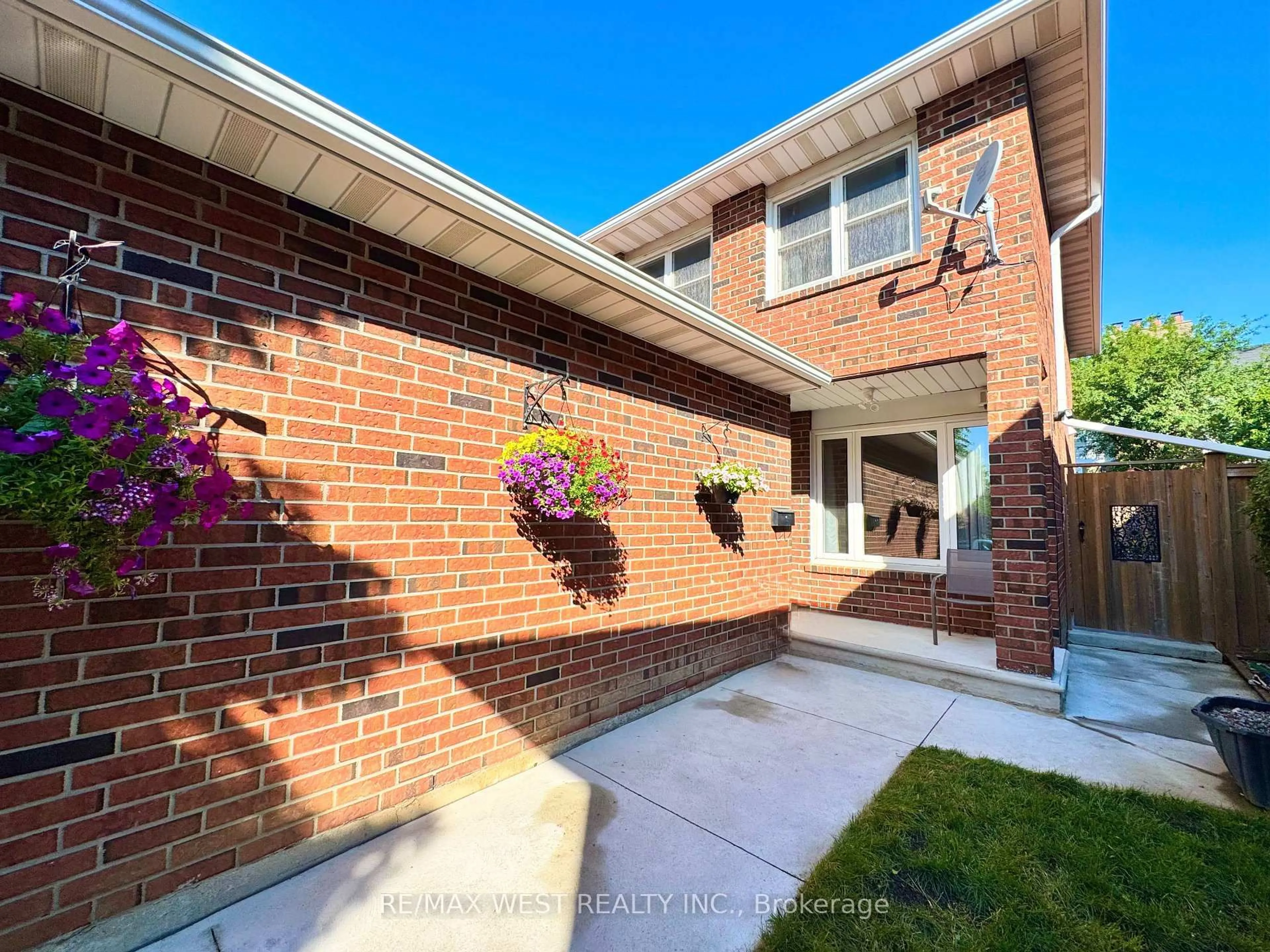 Home with brick exterior material, street for 40 Maplehurst Sq, Brampton Ontario L6Z 1J6