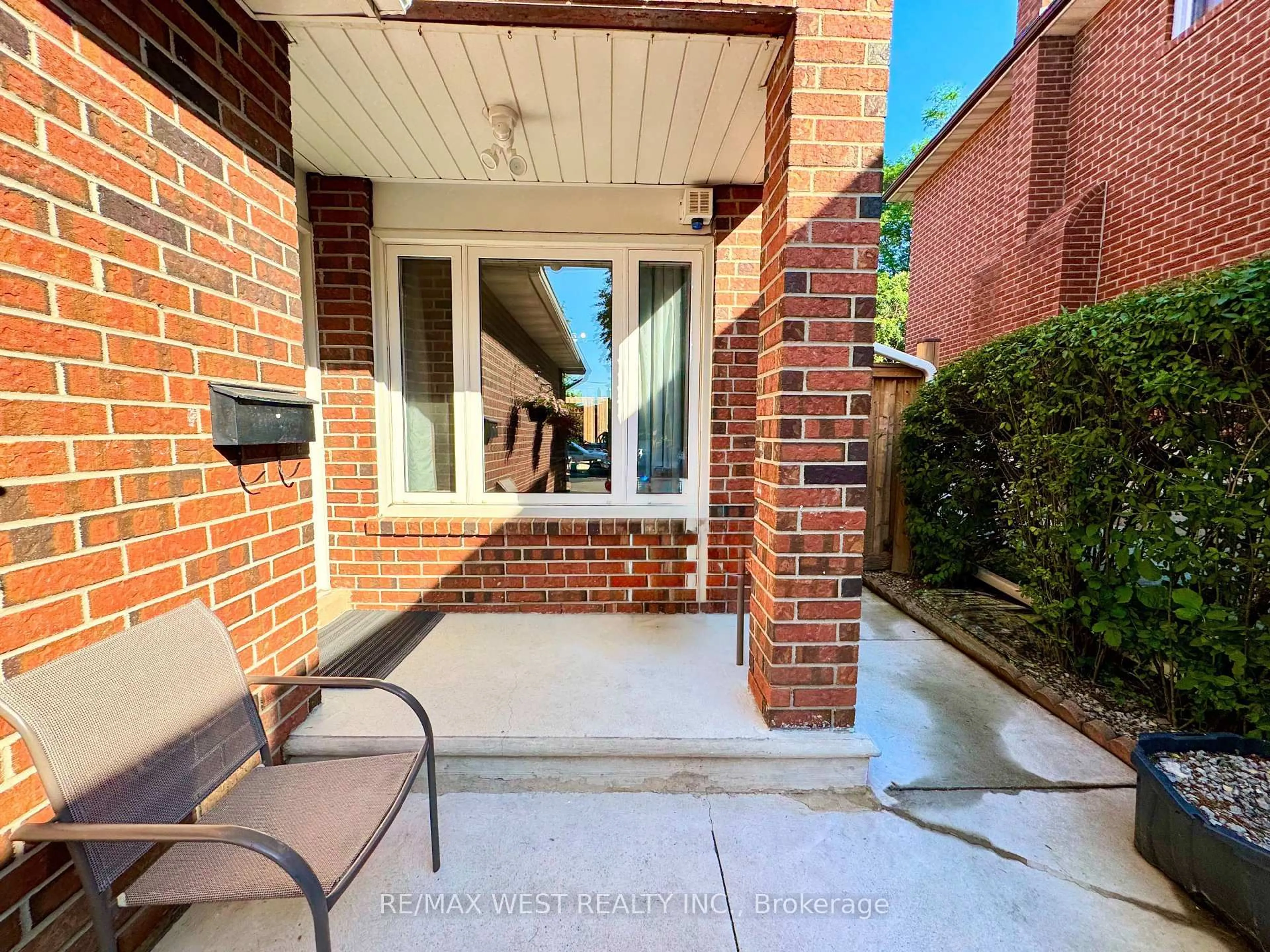 Unknown for 40 Maplehurst Sq, Brampton Ontario L6Z 1J6