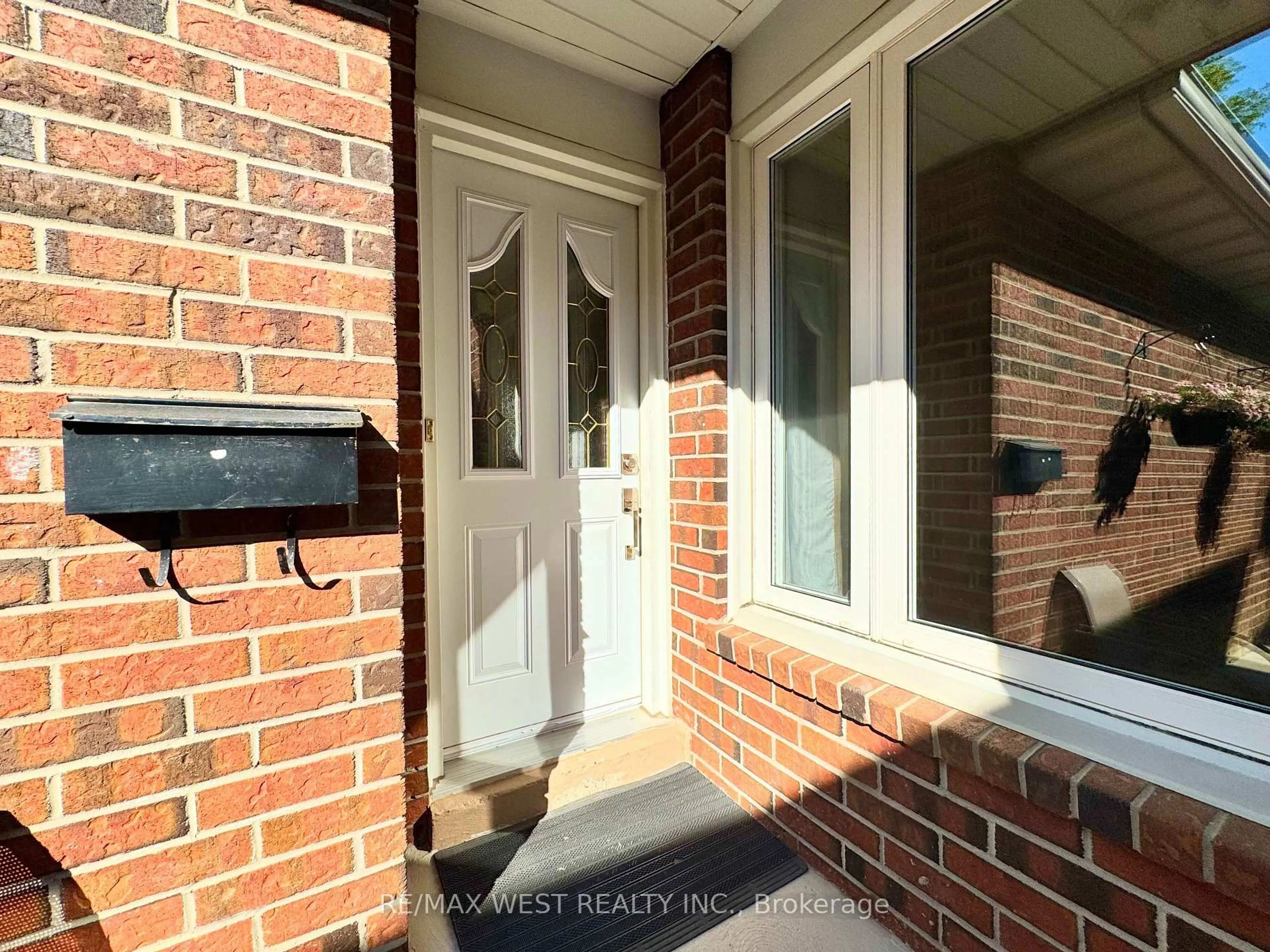 Indoor entryway for 40 Maplehurst Sq, Brampton Ontario L6Z 1J6