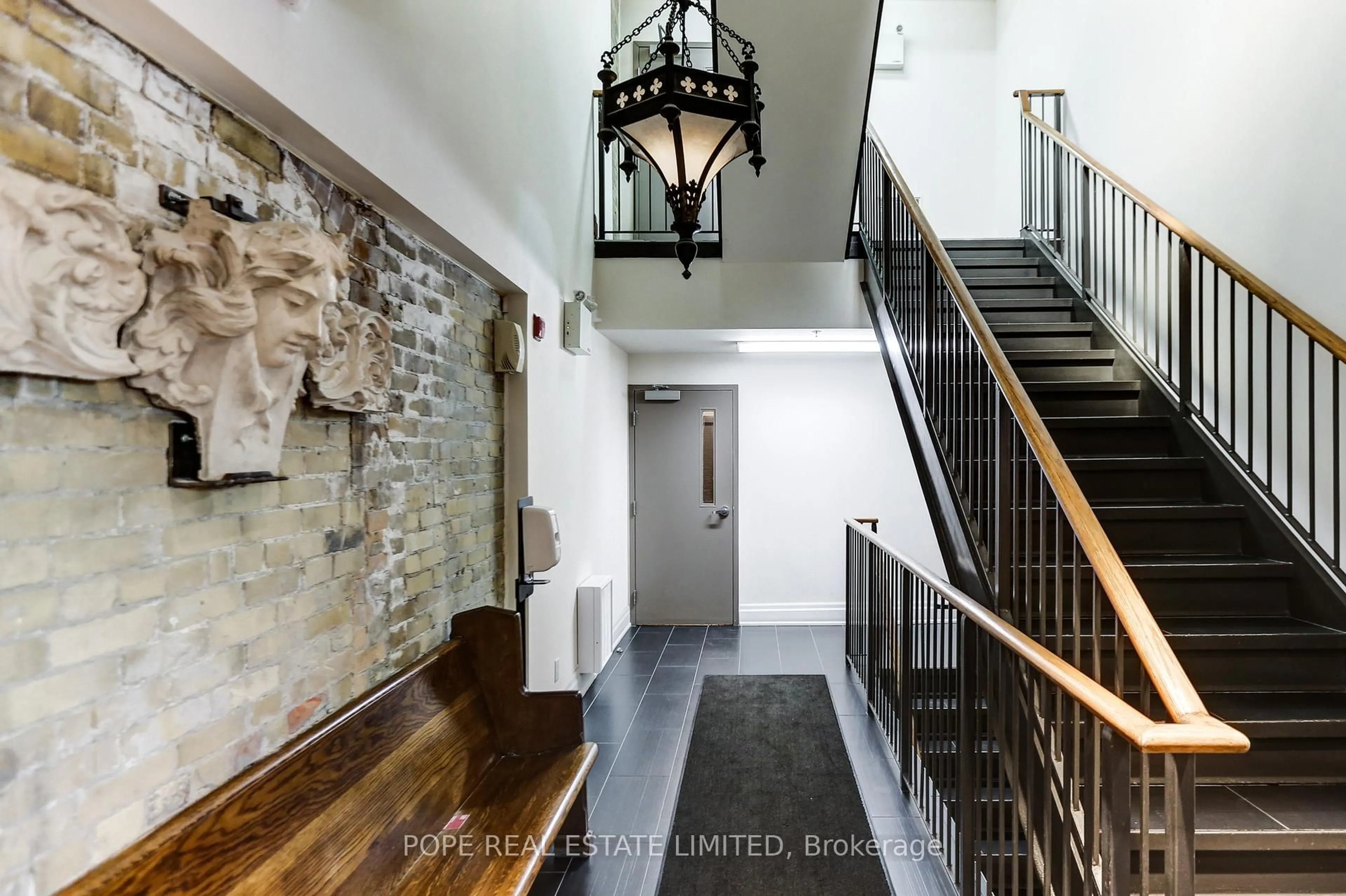 Indoor foyer for 384 Sunnyside Ave #202, Toronto Ontario M6R 2S1