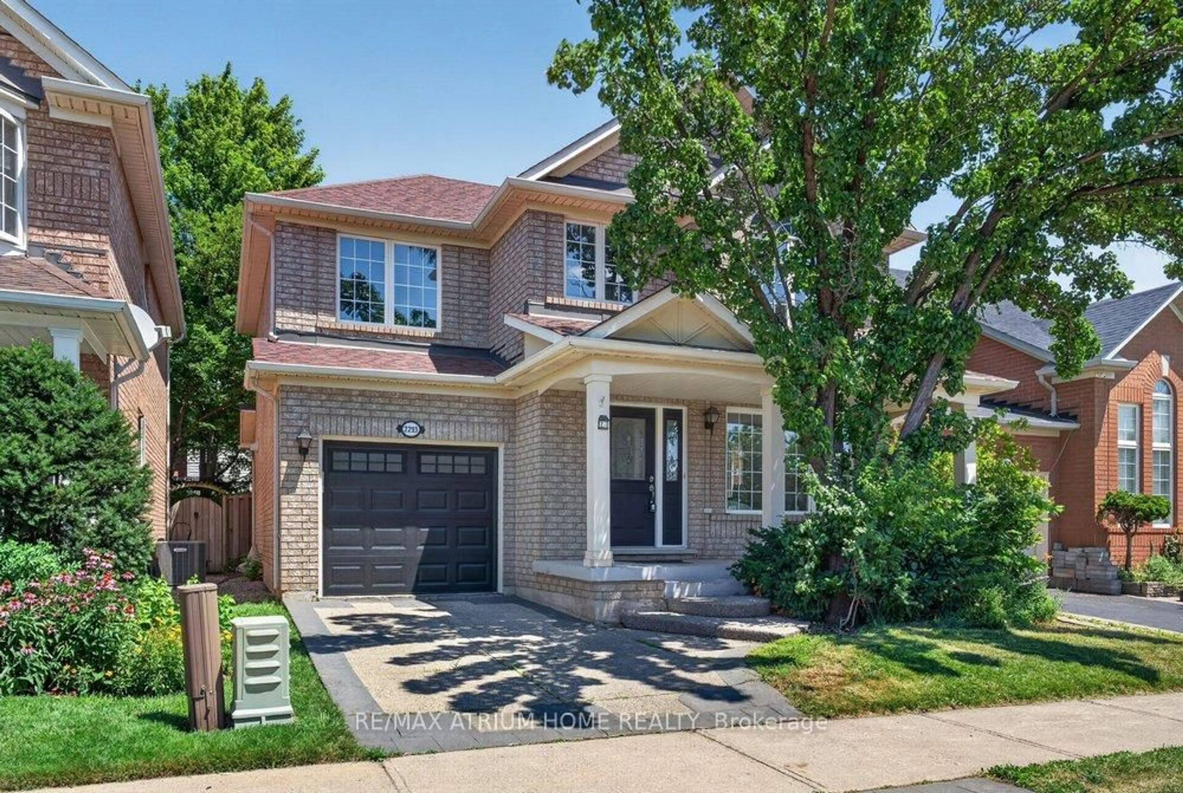 Home with brick exterior material, street for 2293 Oakhaven Dr, Oakville Ontario L6M 3Y9