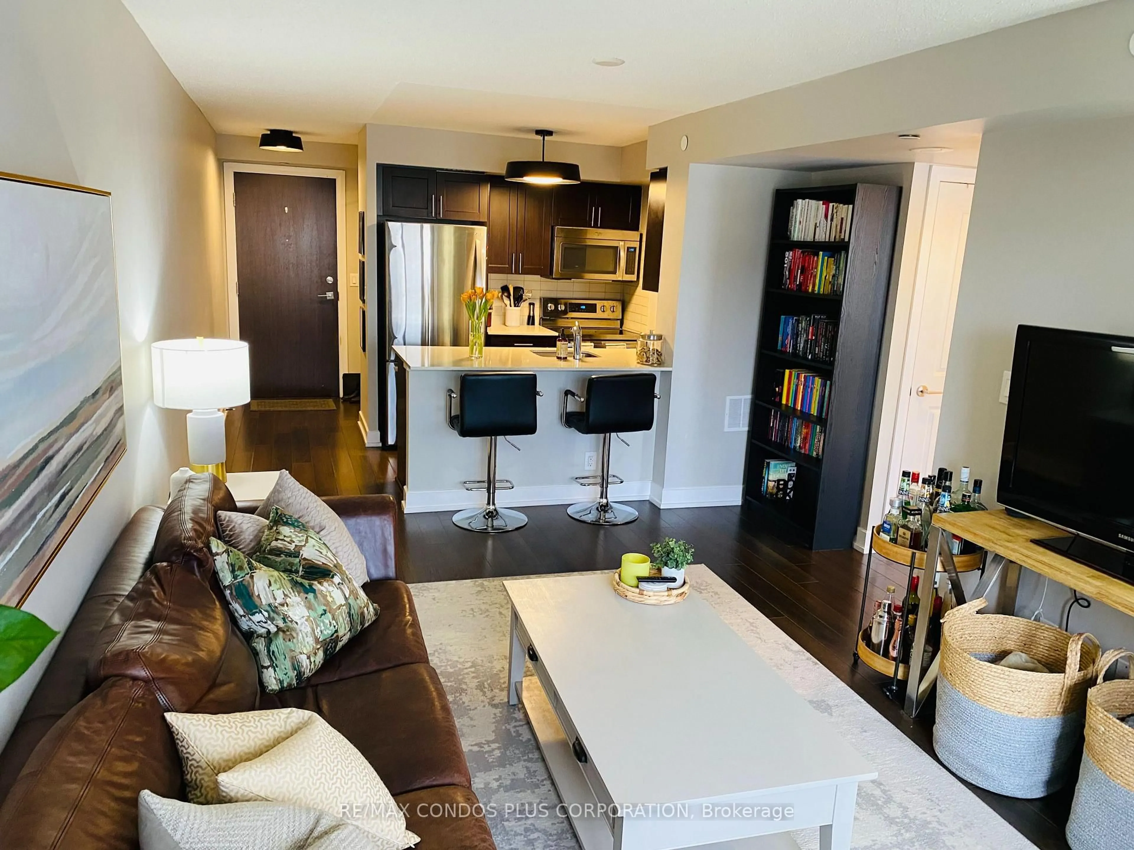 Living room with furniture, wood/laminate floor for 2 Eva Rd #927, Toronto Ontario M9C 2A8