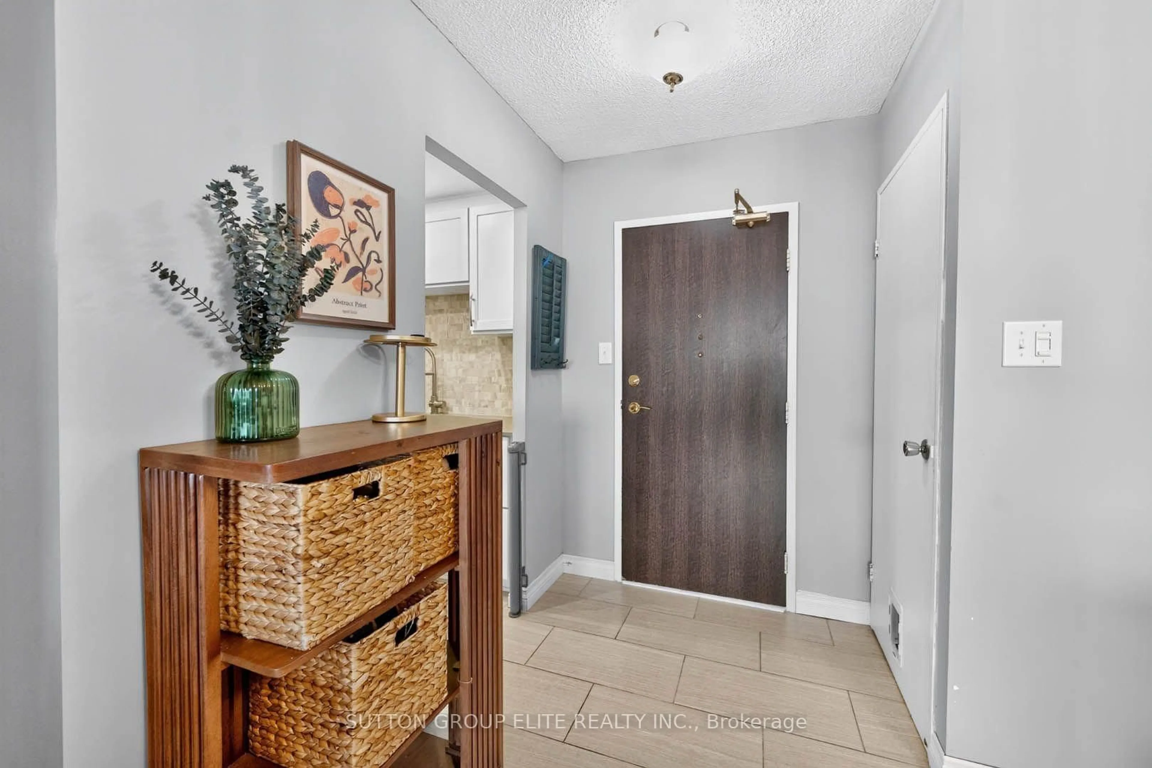 Indoor entryway for 820 Burnhamthorpe Rd #2010, Toronto Ontario M9C 4W2