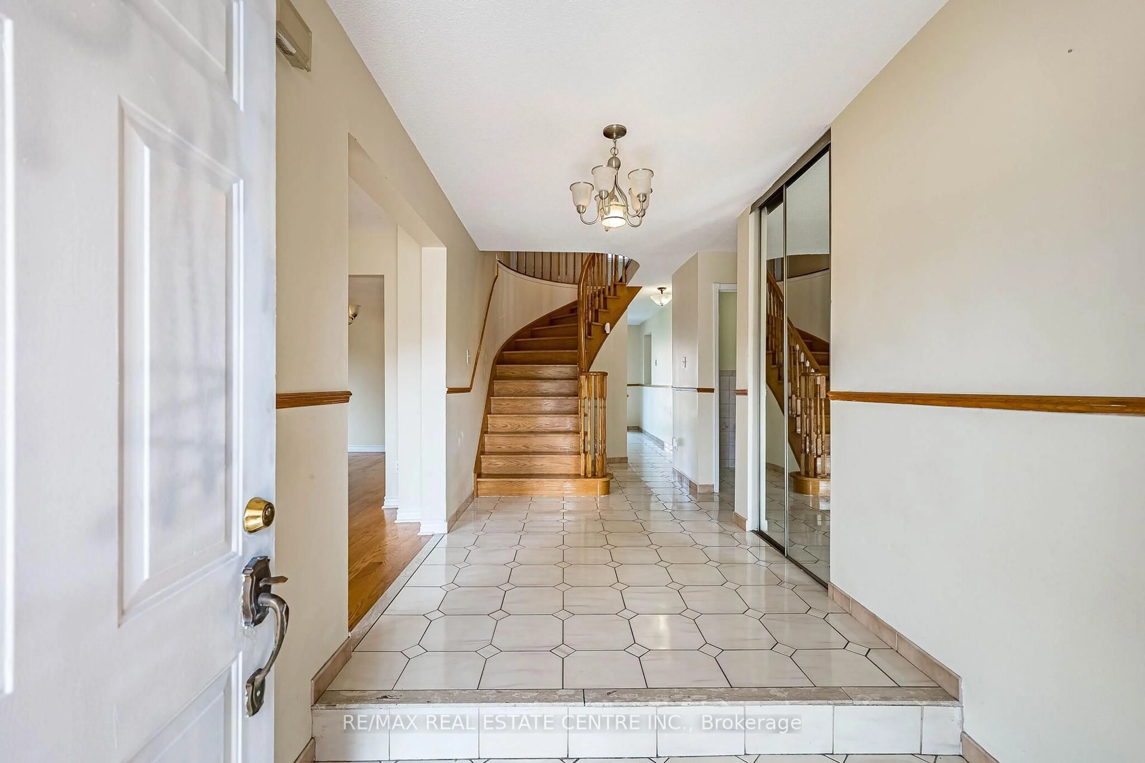 Indoor foyer for 42 Lafleur Crt, Brampton Ontario L6Y 3L7