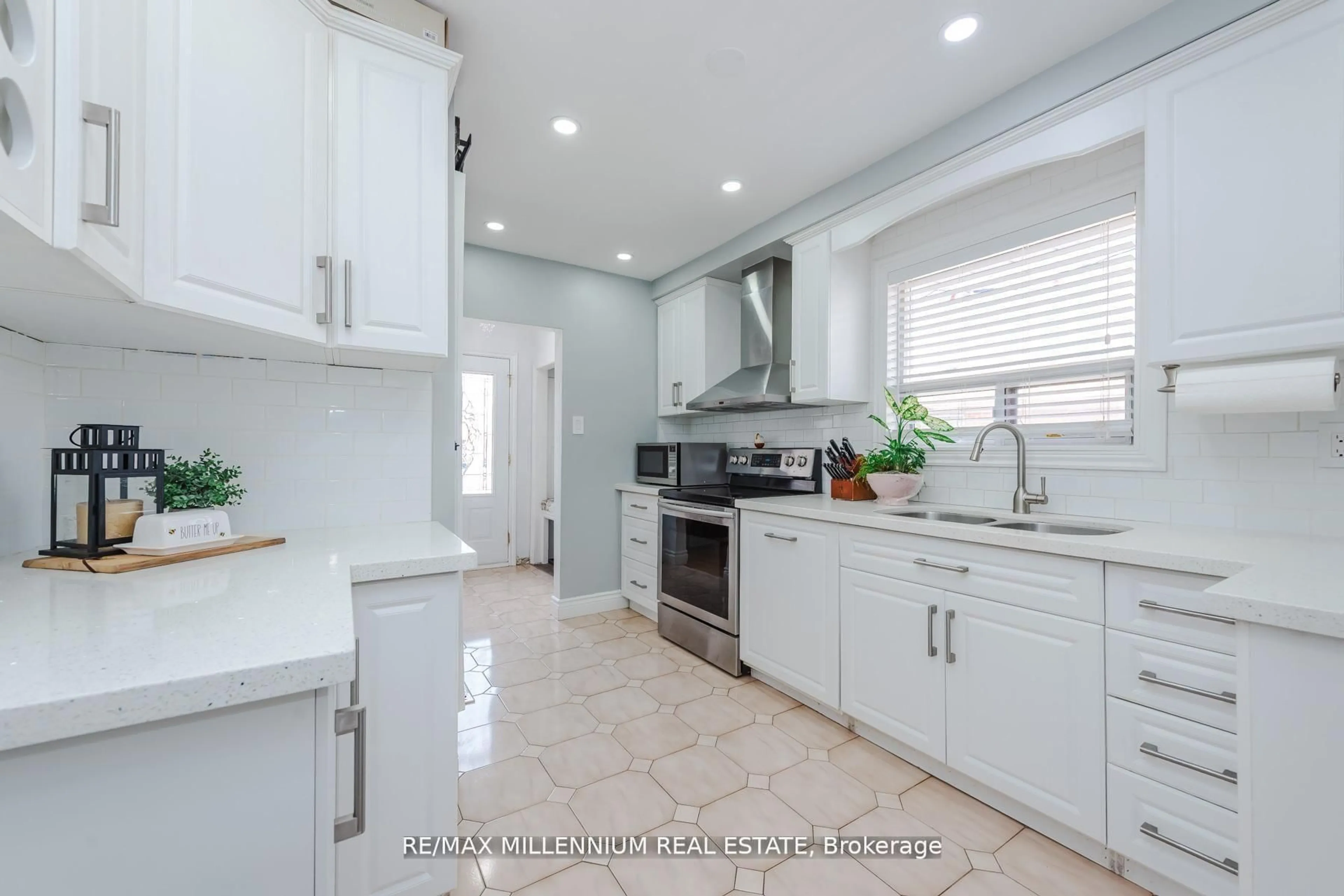 Open concept kitchen, ceramic/tile floor for 13 Cumberland Dr, Brampton Ontario L6V 1W5