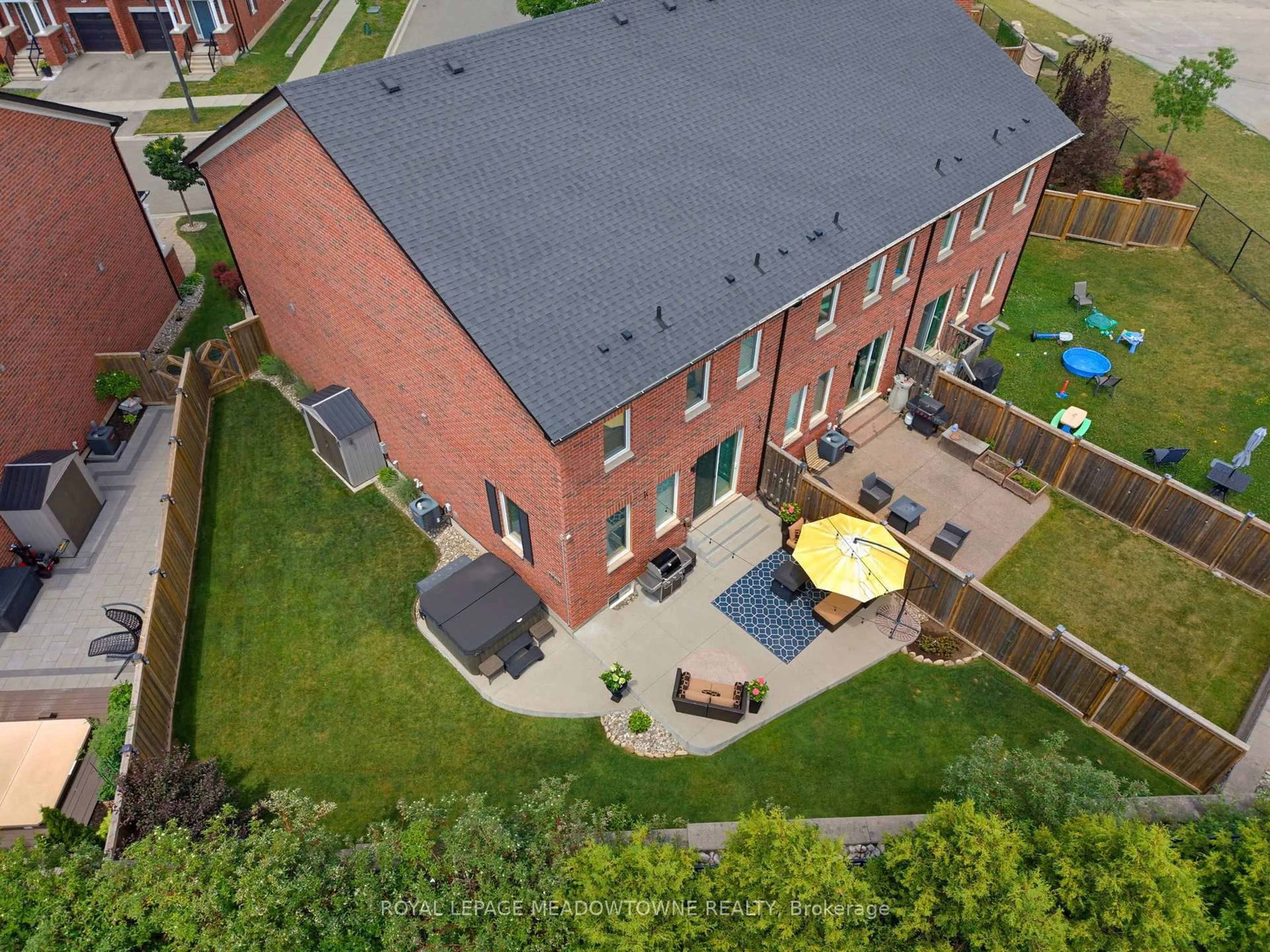 A pic from outside/outdoor area/front of a property/back of a property/a pic from drone, building for 779 Banks Cres, Milton Ontario L9T 9A3