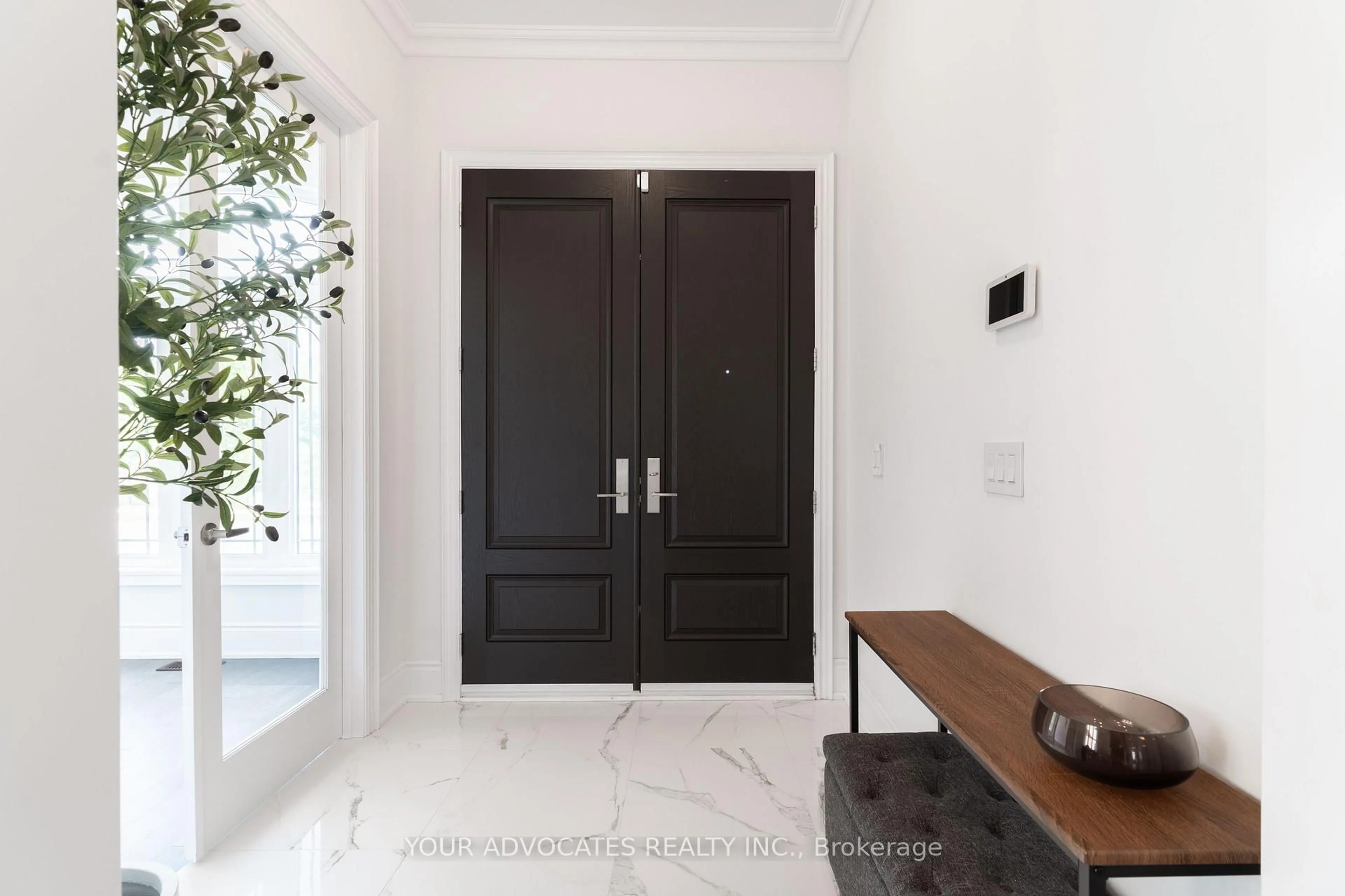 Indoor entryway for 1390 Queens Plate Rd, Oakville Ontario L6M 5L4
