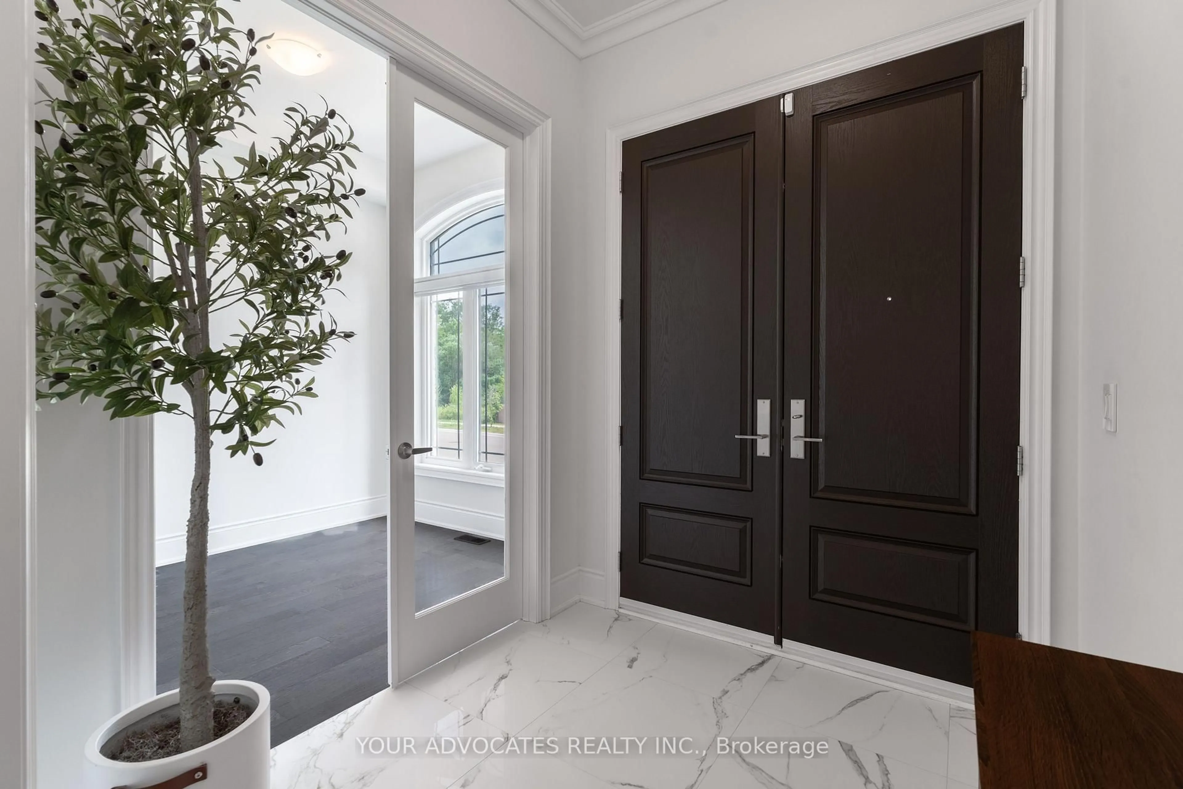 Indoor entryway for 1390 Queens Plate Rd, Oakville Ontario L6M 5L4