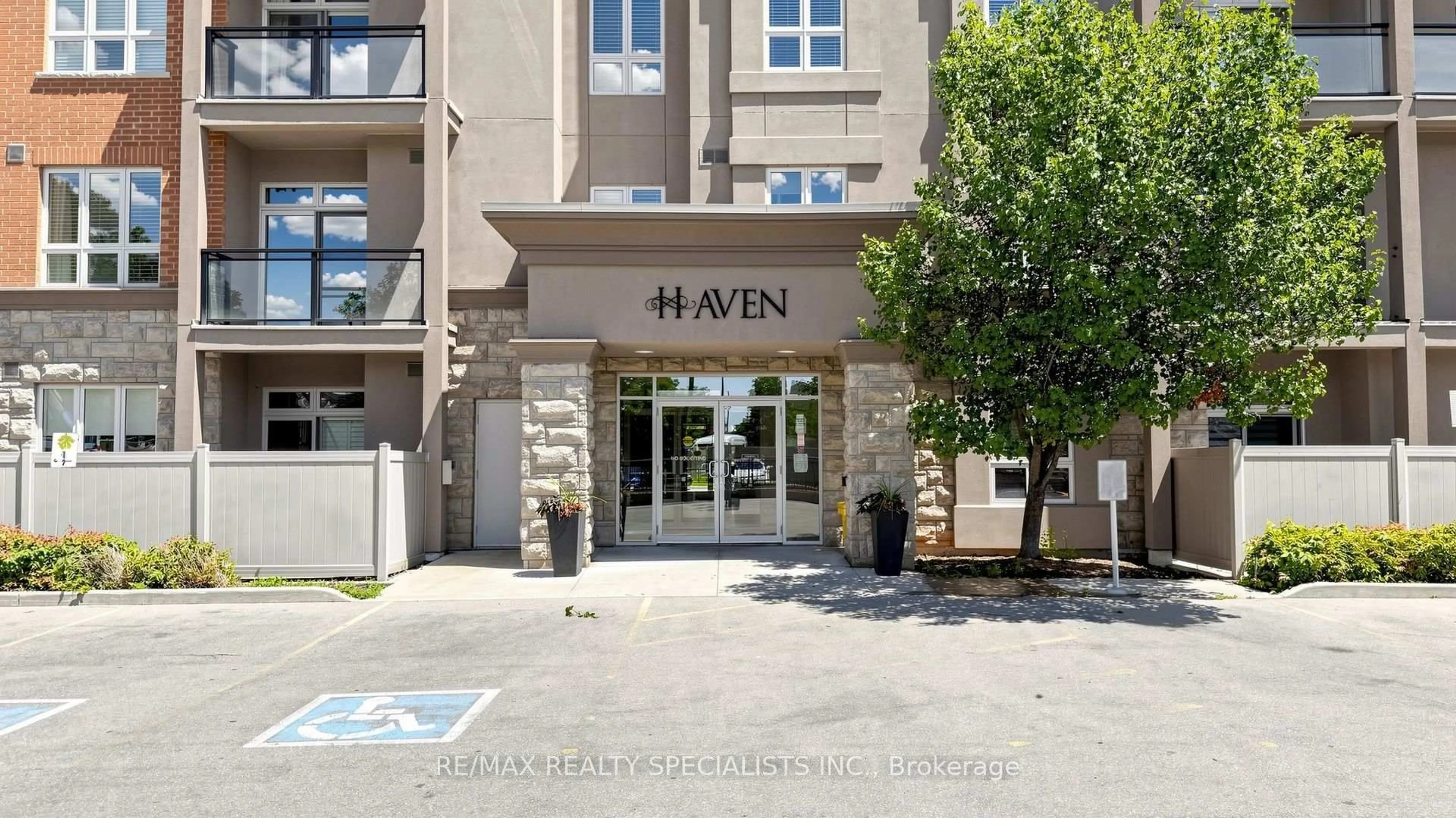 Indoor foyer for 5317 Upper Middle Rd #408, Burlington Ontario L7L 0G8