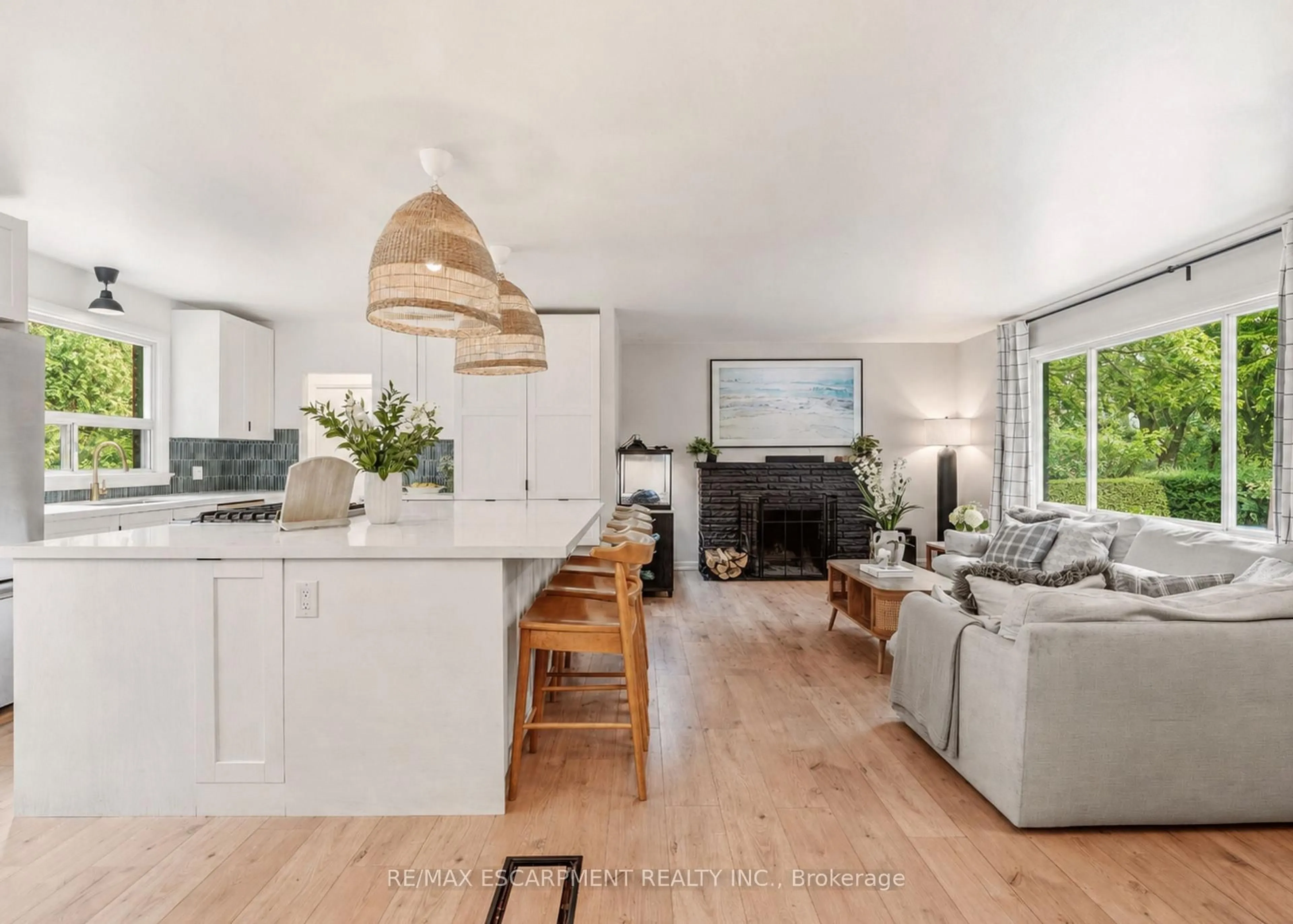 Open concept kitchen, wood/laminate floor for 271 Linden Ave, Burlington Ontario L7L 2P4