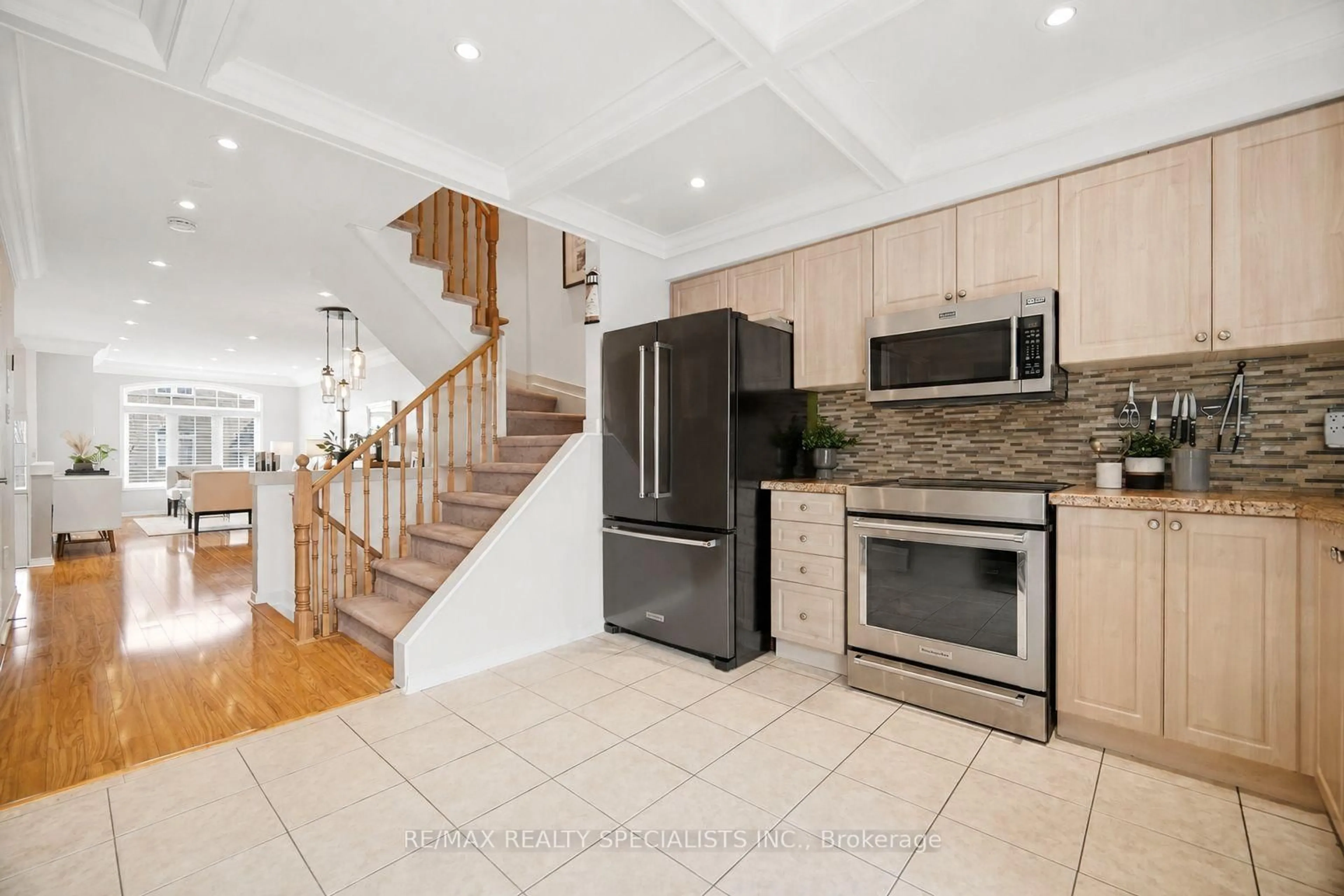 Open concept kitchen, ceramic/tile floor for 3378 Redpath Circ, Mississauga Ontario L5N 8R1