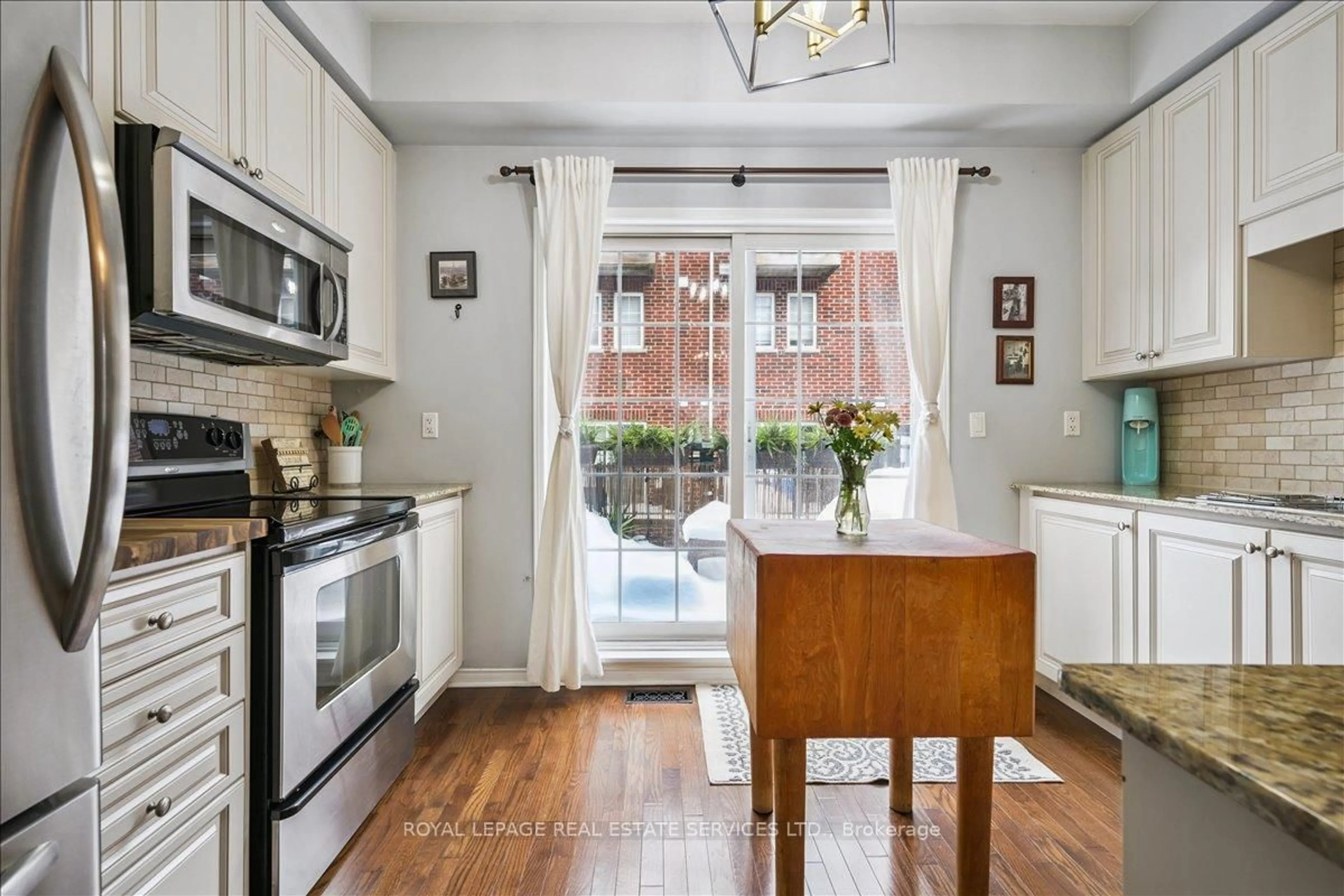 Open concept kitchen, ceramic/tile floor for 101 The Queensway #TH2, Toronto Ontario M6S 5B4