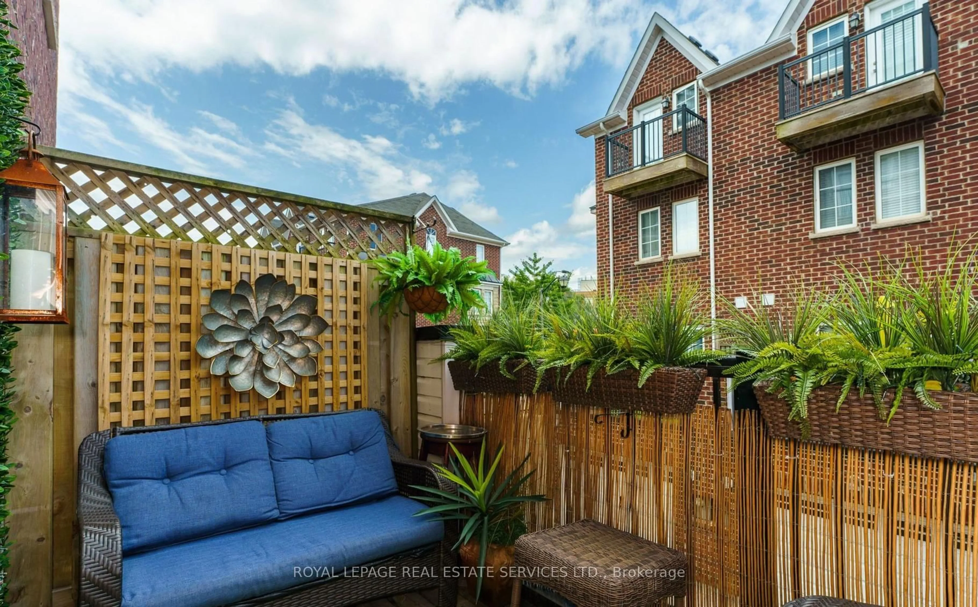 Patio, street for 101 The Queensway #TH2, Toronto Ontario M6S 5B4