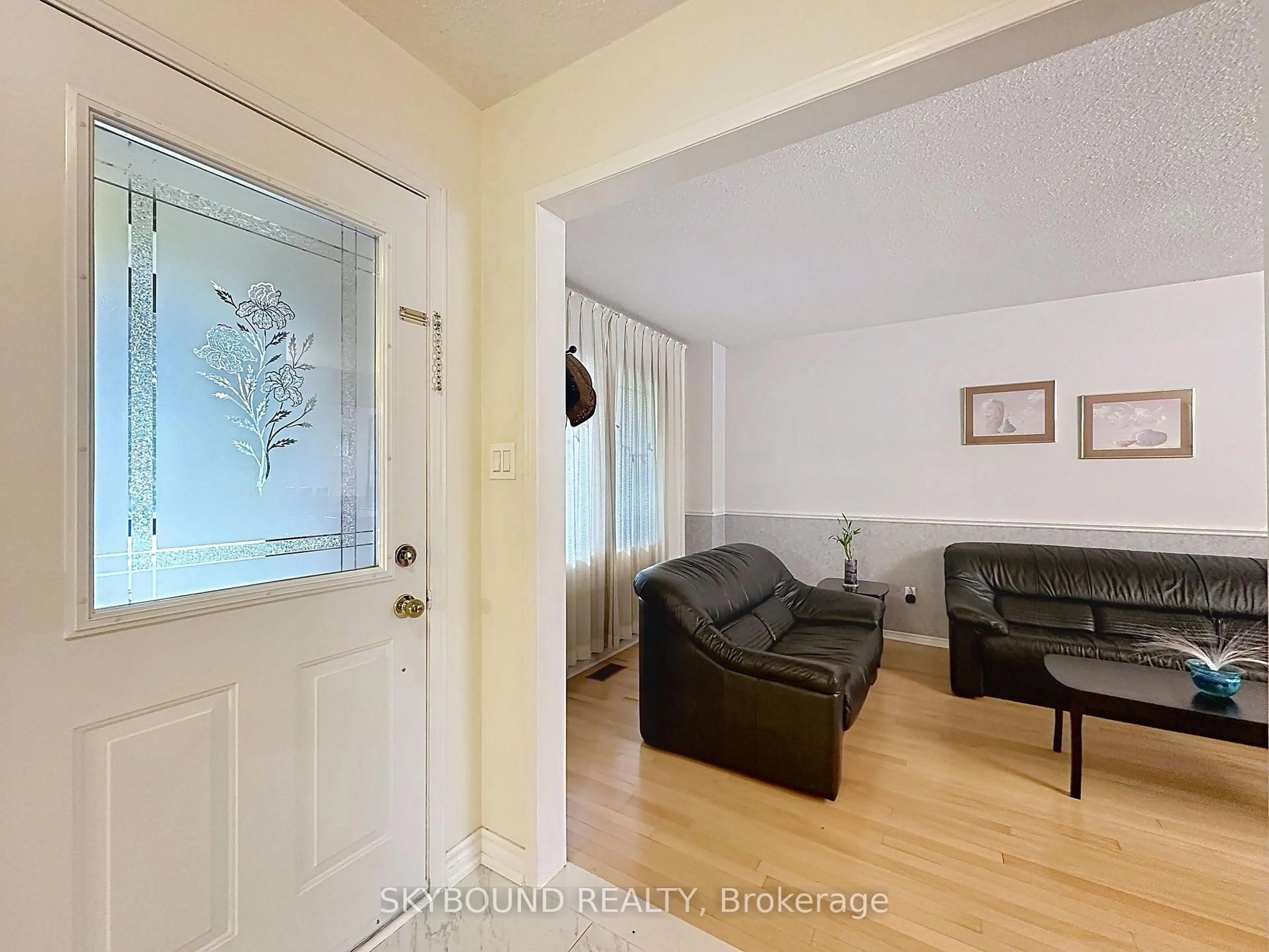 Indoor entryway for 4409 Heathgate Cres, Mississauga Ontario L5R 2C2