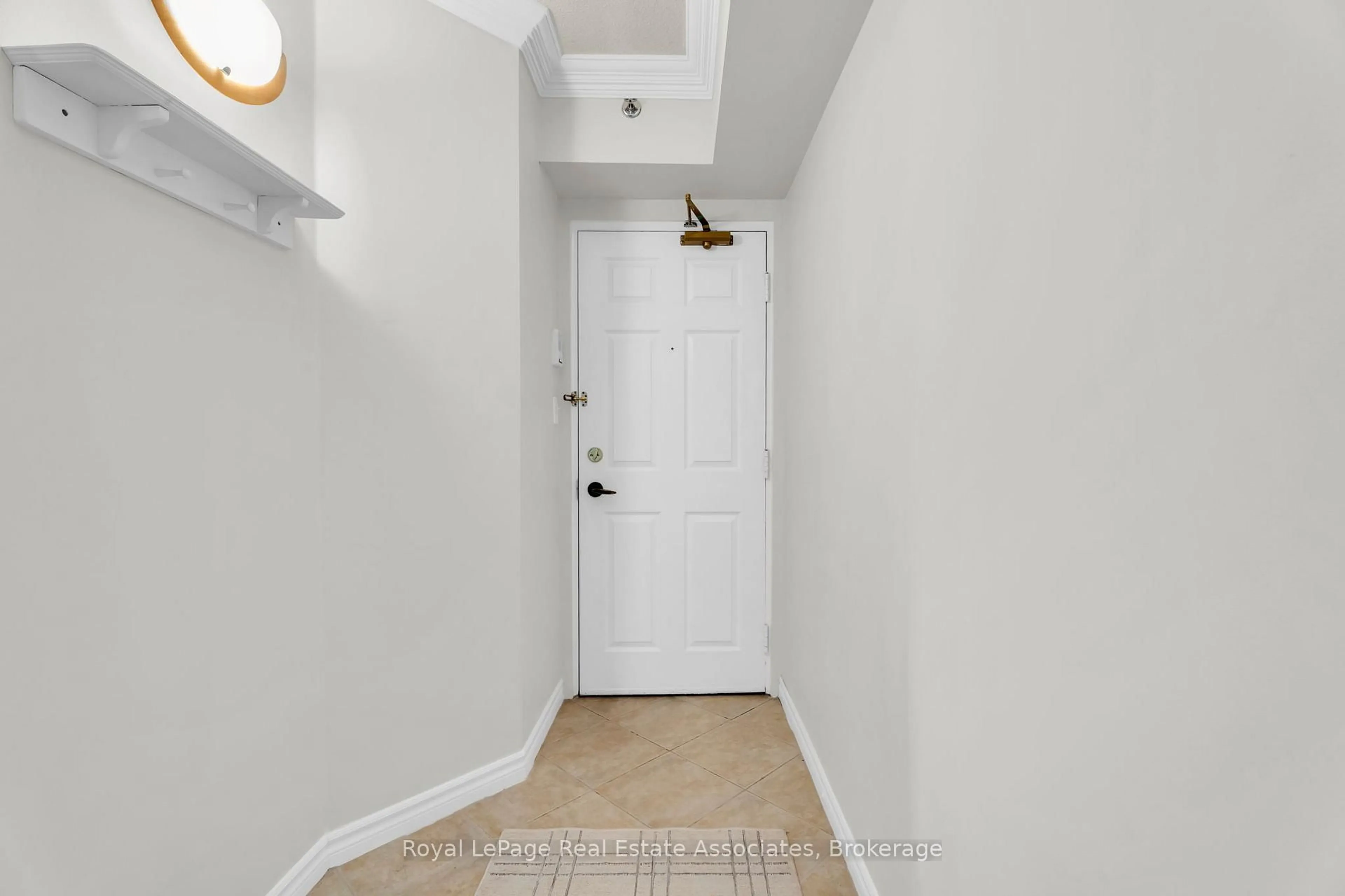 Indoor entryway for 4003 Kilmer Dr #311, Burlington Ontario L7M 4M1