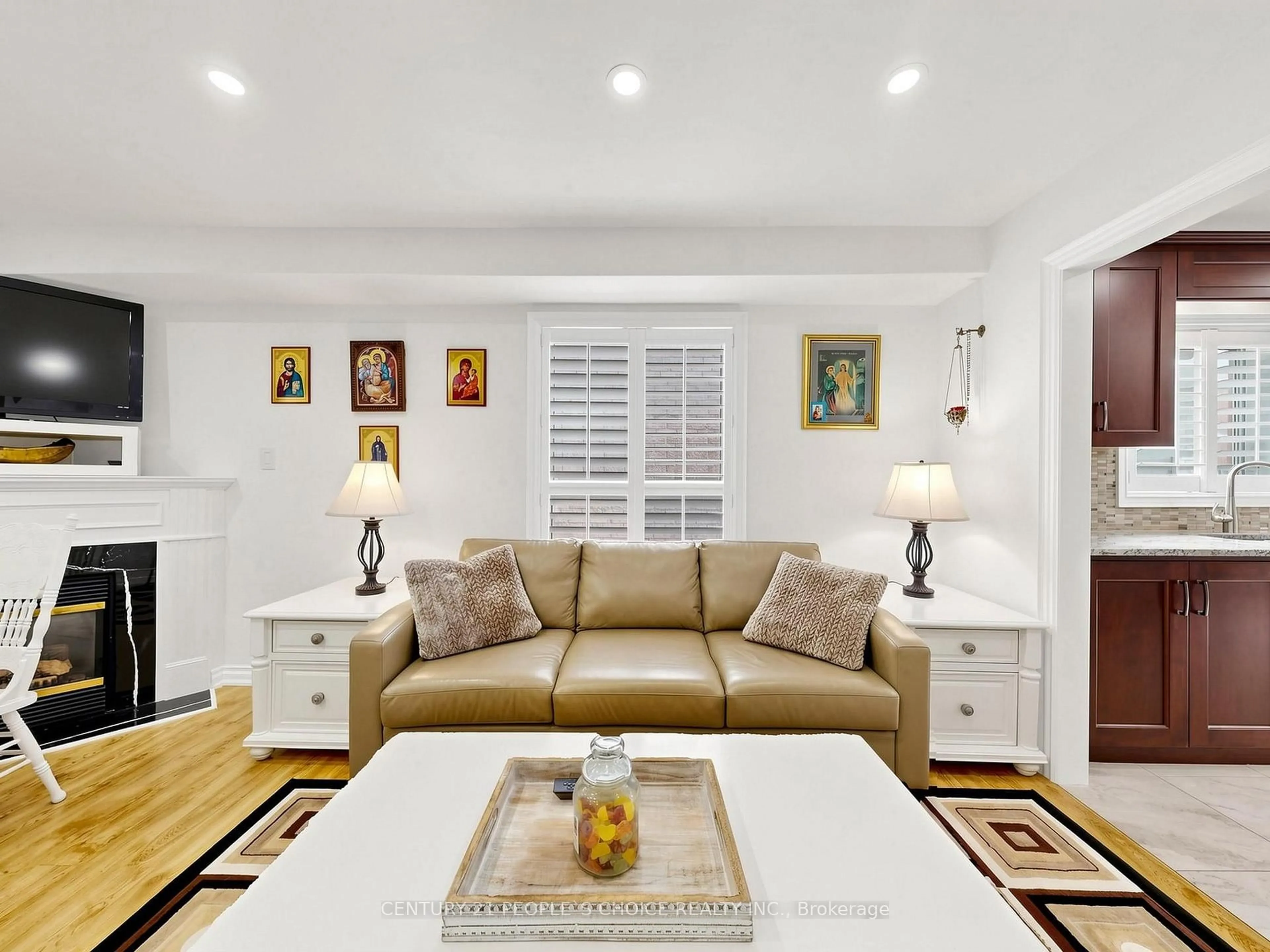 Living room with furniture, unknown for 5812 Sidmouth St, Mississauga Ontario L5V 2K3