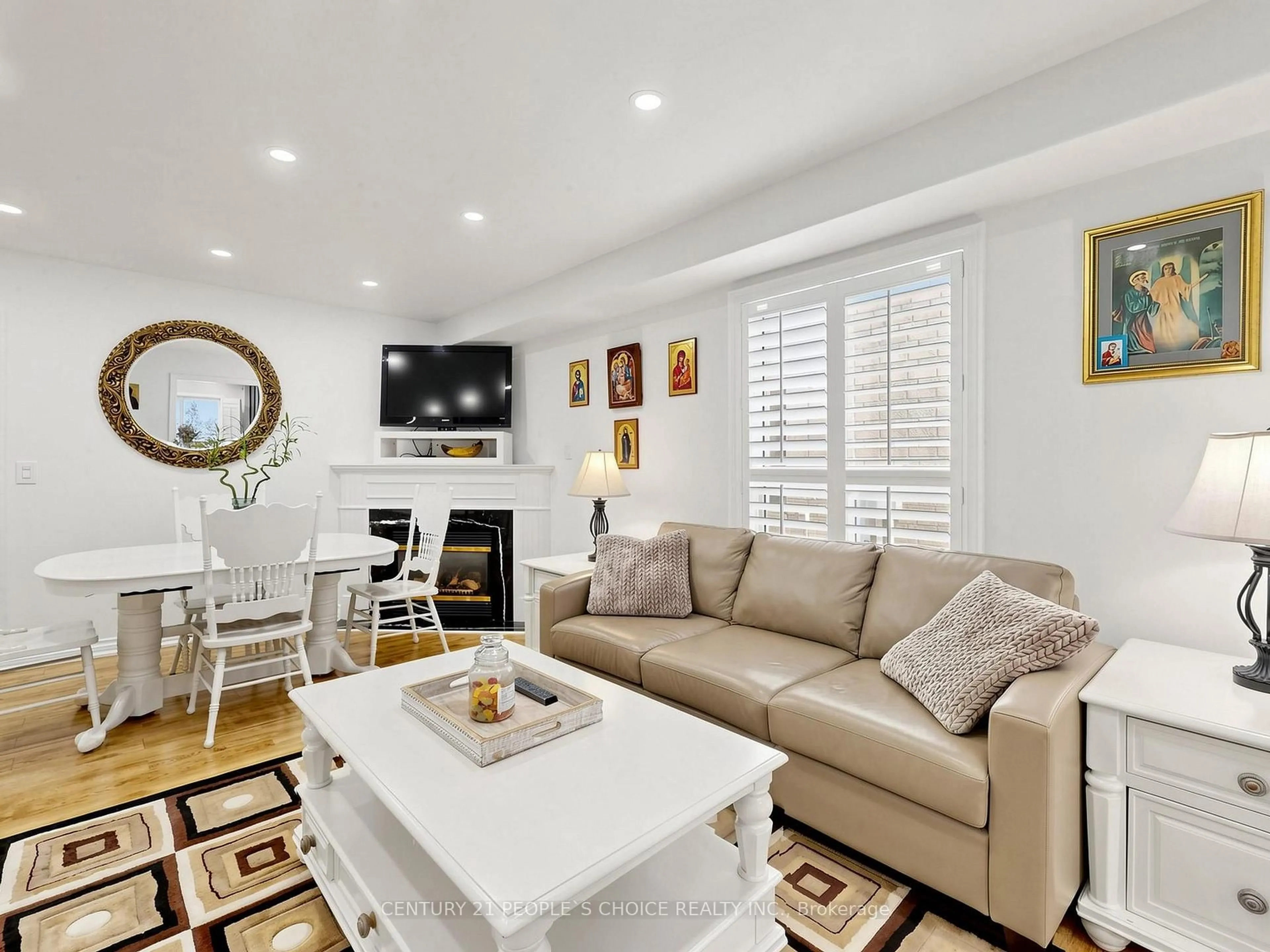 Living room with furniture, unknown for 5812 Sidmouth St, Mississauga Ontario L5V 2K3