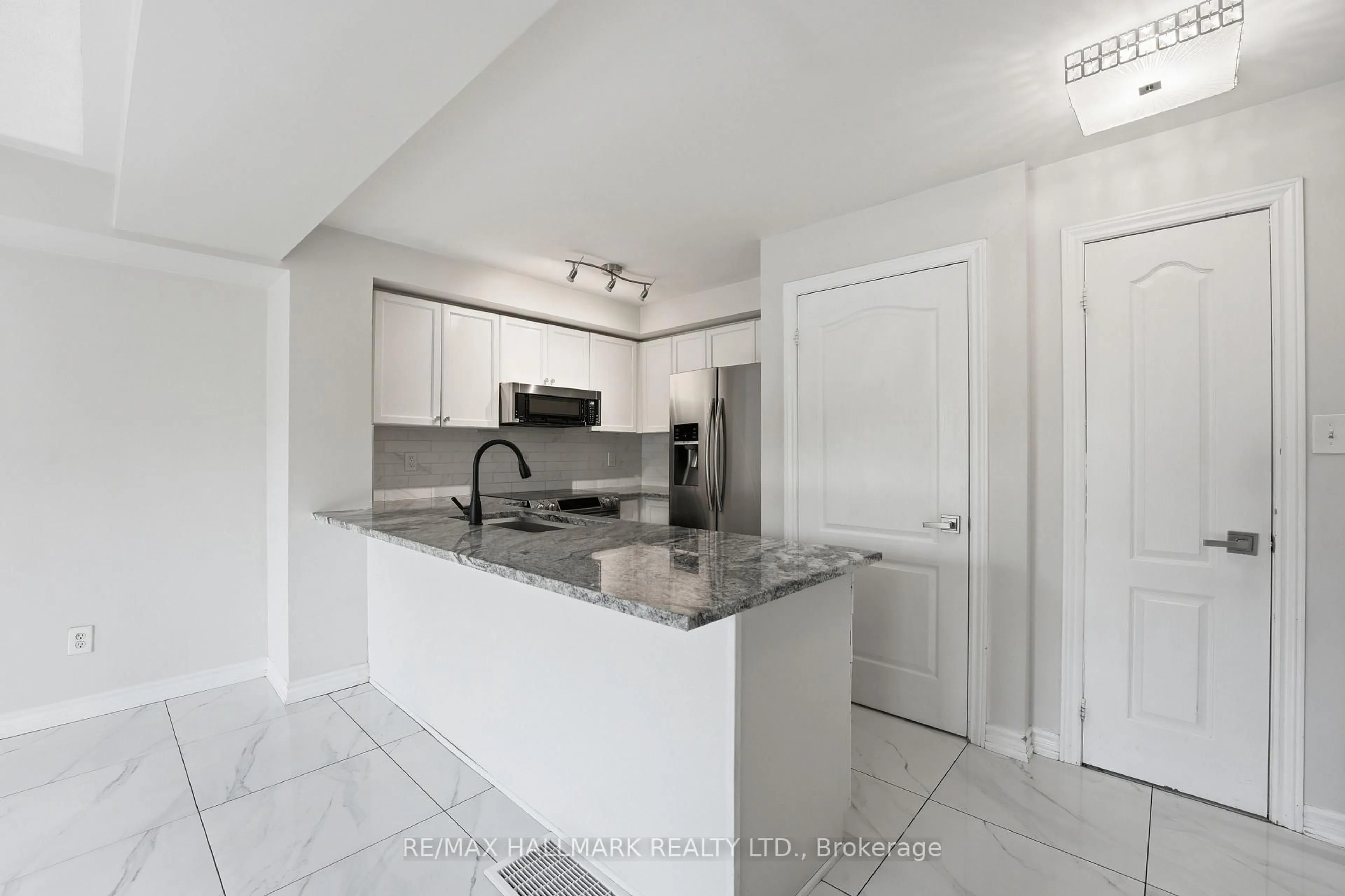 Open concept kitchen, ceramic/tile floor for 3250 Bentley Dr #17, Mississauga Ontario L5M 0P7