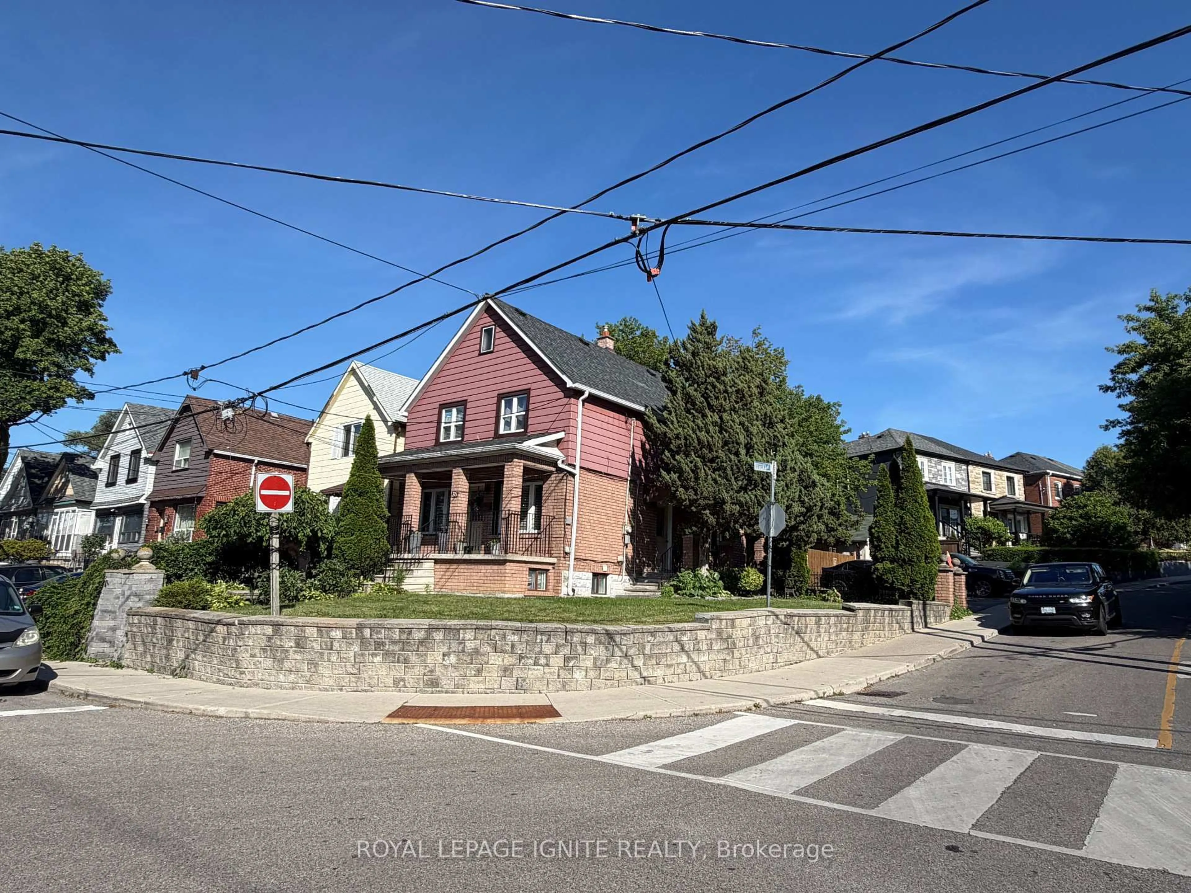 A pic from outside/outdoor area/front of a property/back of a property/a pic from drone, street for 35 Hillary Ave, Toronto Ontario M6N 2B9