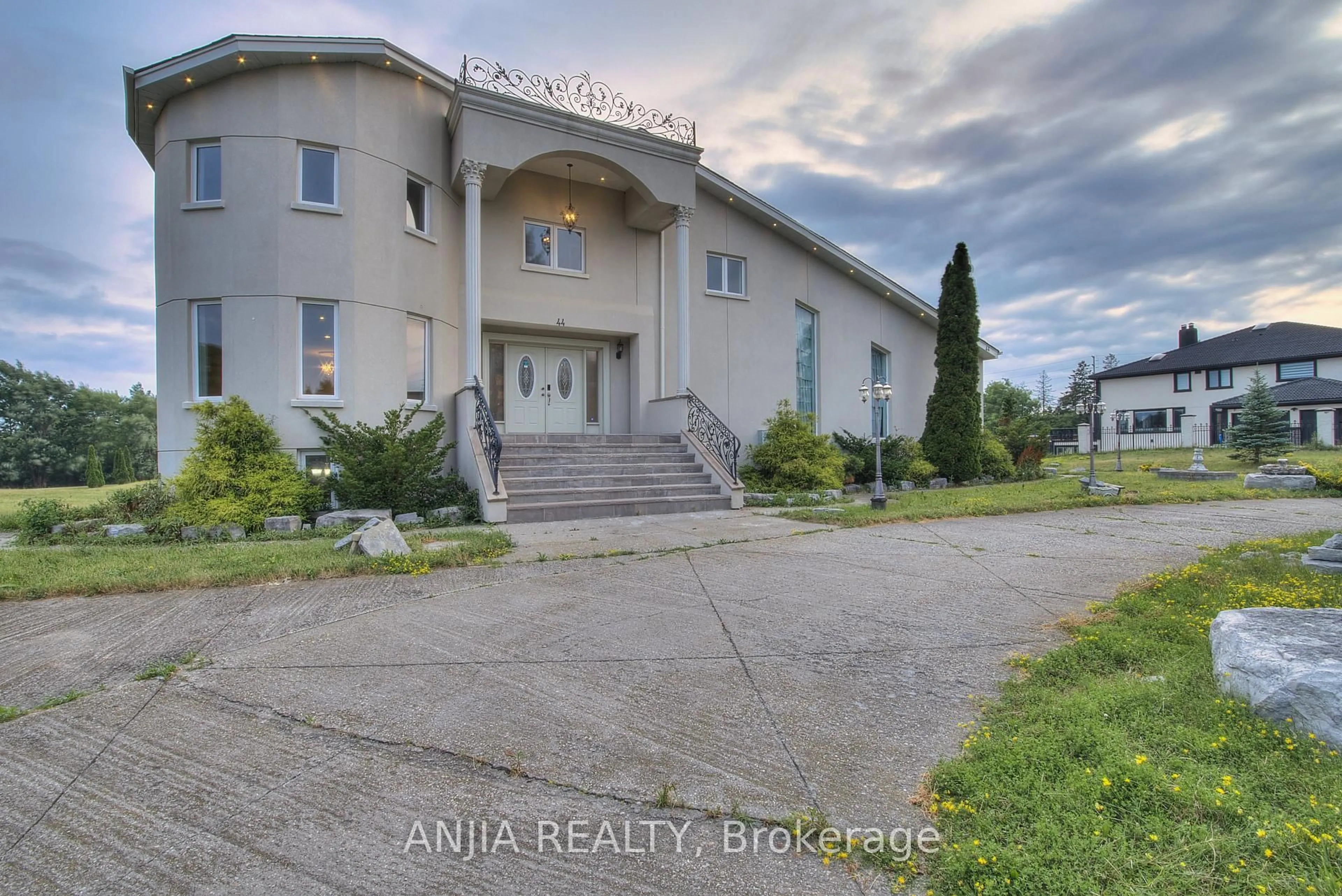 A pic from outside/outdoor area/front of a property/back of a property/a pic from drone, building for 44 Bellini Ave, Brampton Ontario L6P 0E2