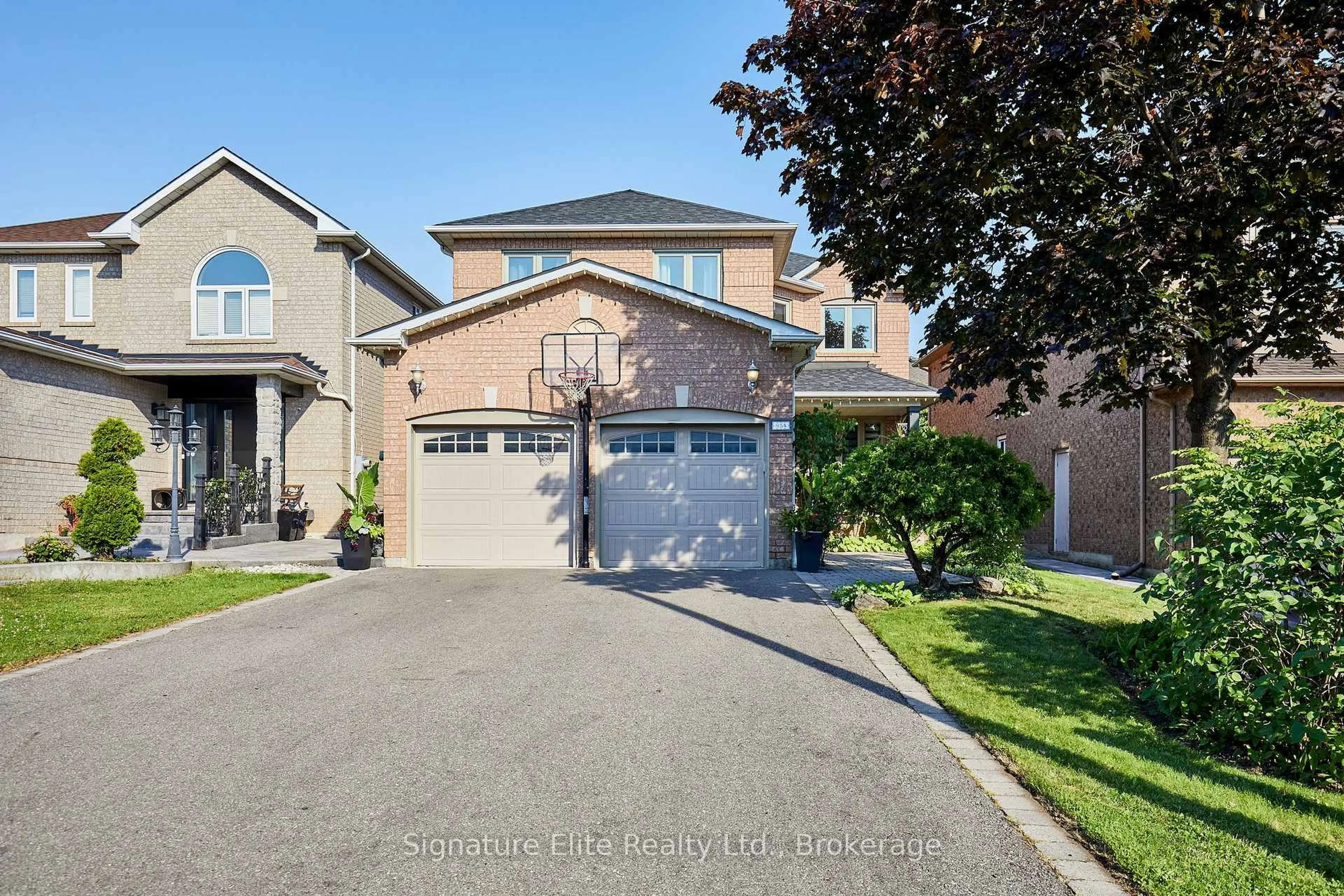 A pic from outside/outdoor area/front of a property/back of a property/a pic from drone, street for 954 Mantle Cres, Mississauga Ontario L5V 2G4