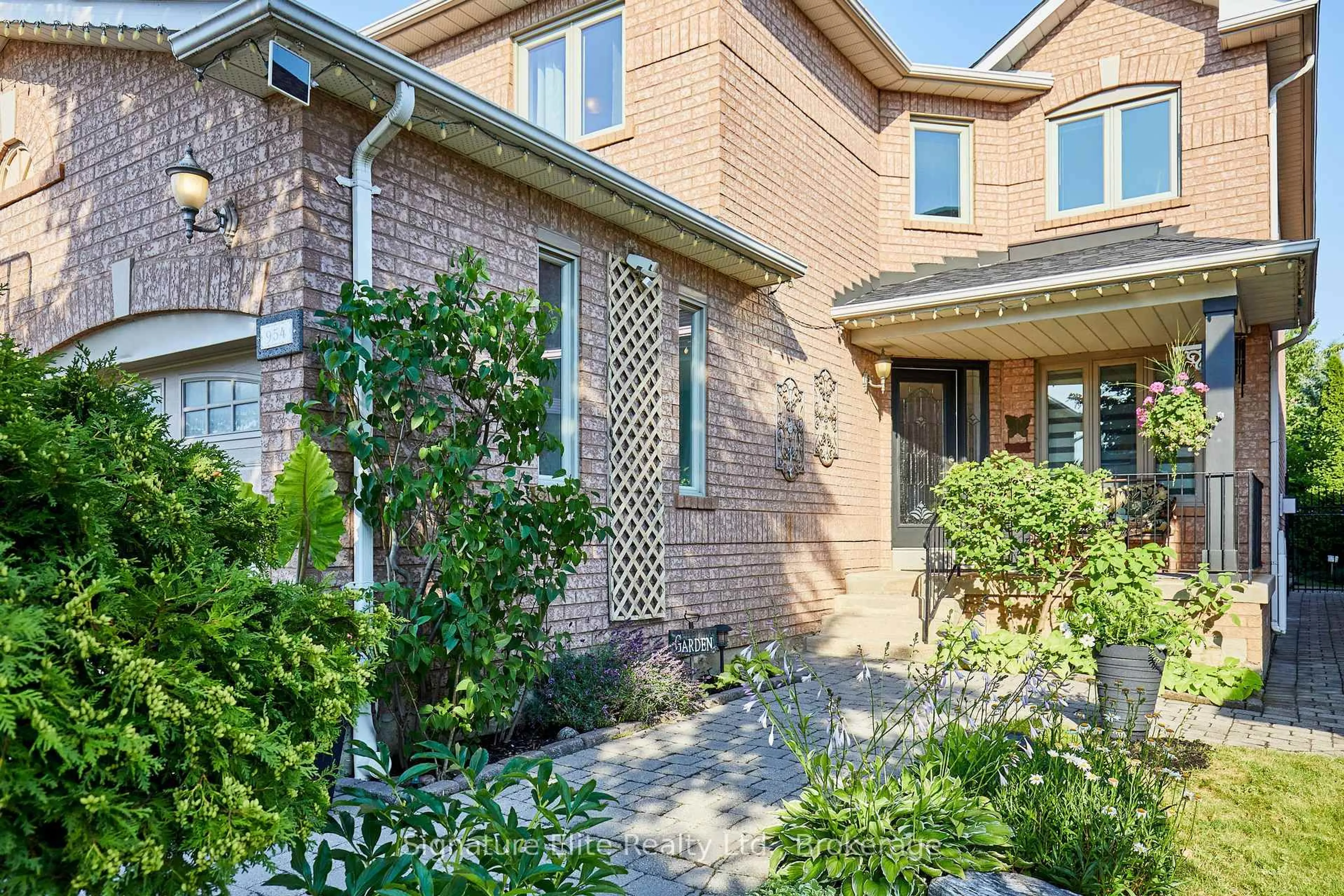 Home with brick exterior material, street for 954 Mantle Cres, Mississauga Ontario L5V 2G4