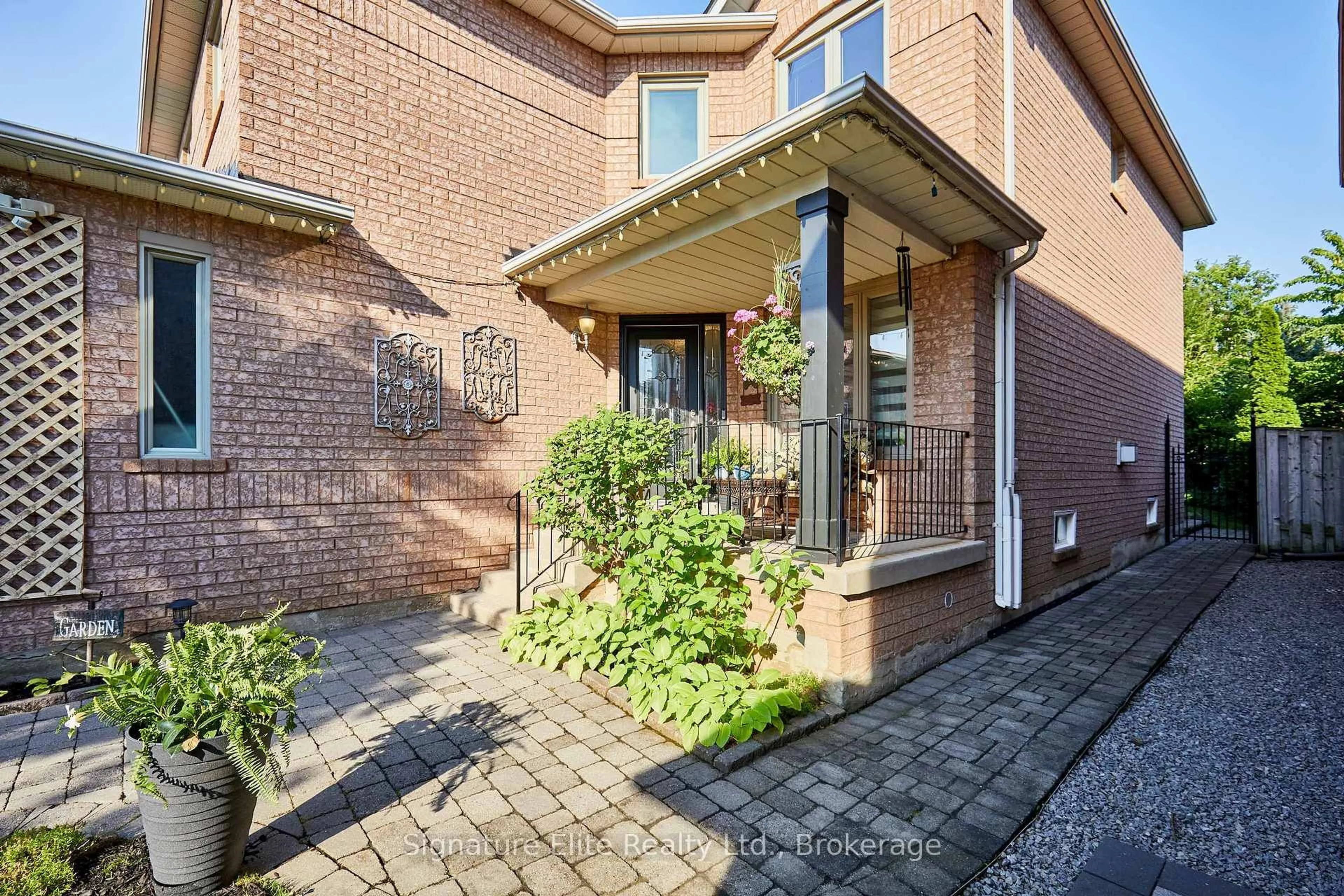 Home with brick exterior material, street for 954 Mantle Cres, Mississauga Ontario L5V 2G4
