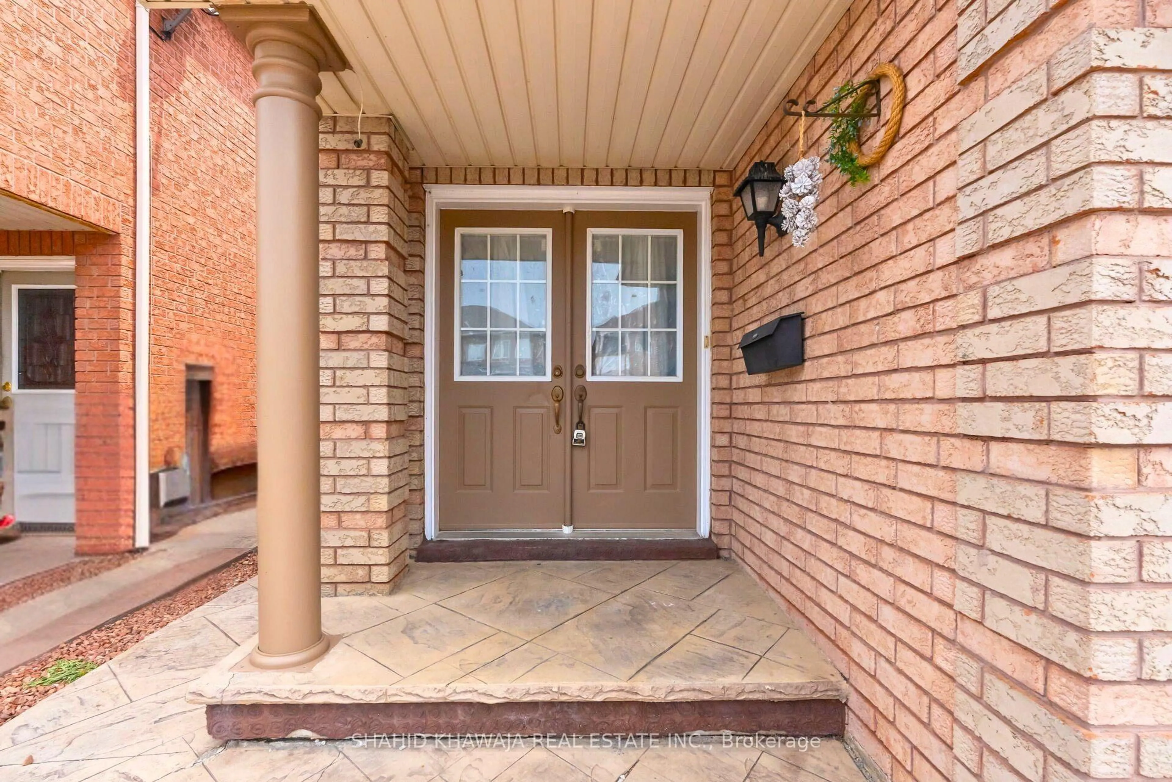 Indoor entryway for 952 Marygrace Crt, Mississauga Ontario L5V 2V7
