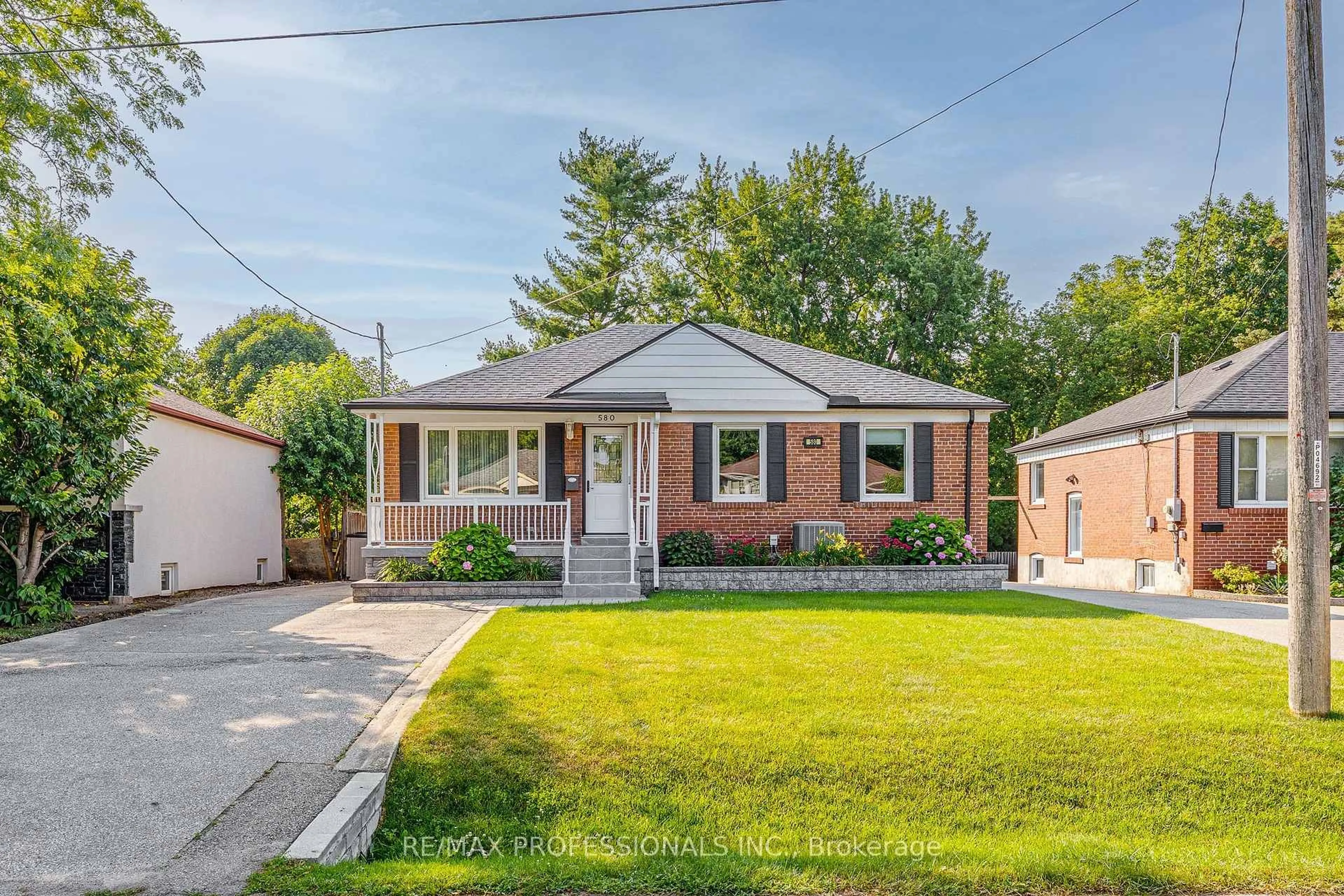 Home with brick exterior material, street for 580 Exbury Cres, Mississauga Ontario L5G 2P4