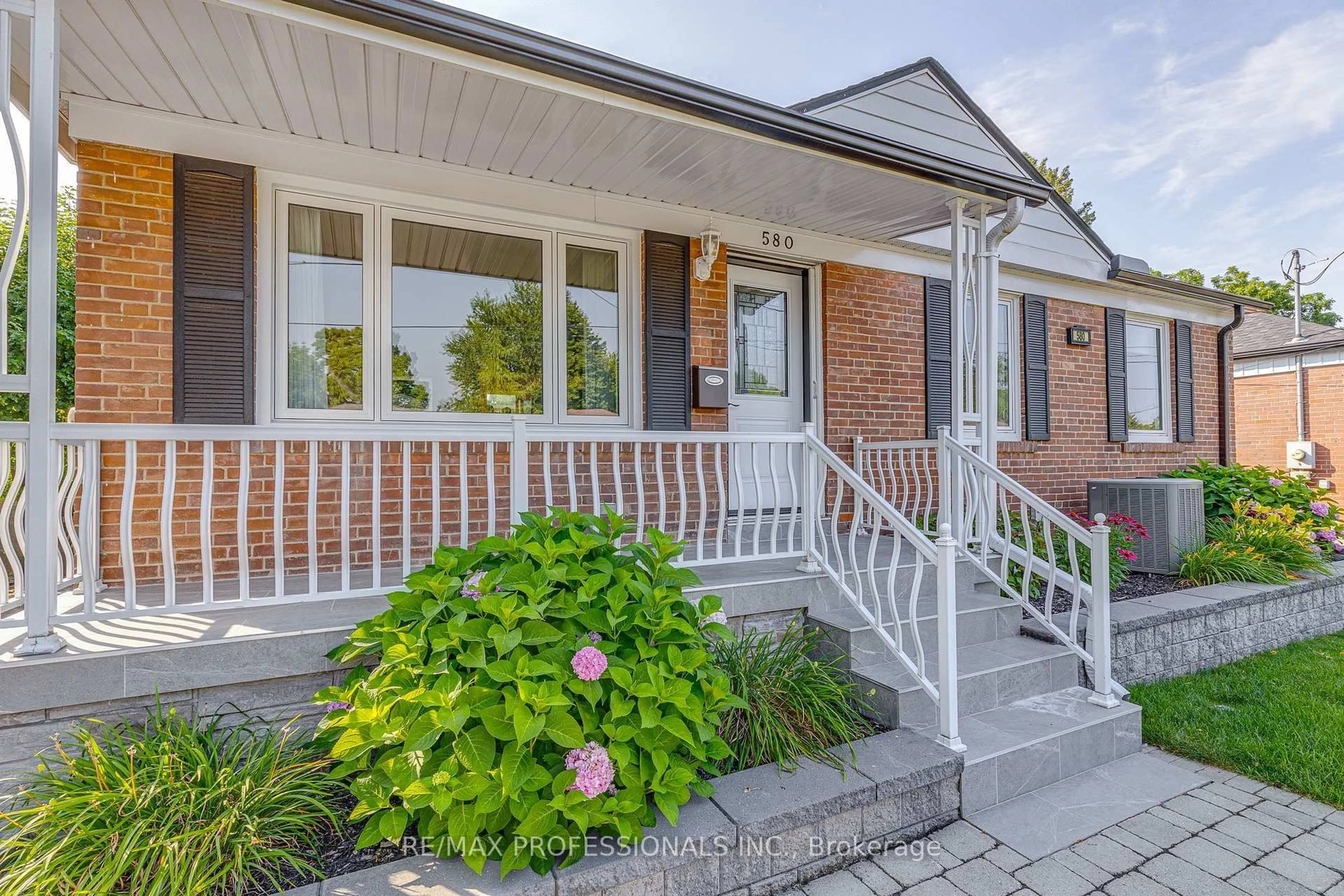 Home with brick exterior material, street for 580 Exbury Cres, Mississauga Ontario L5G 2P4