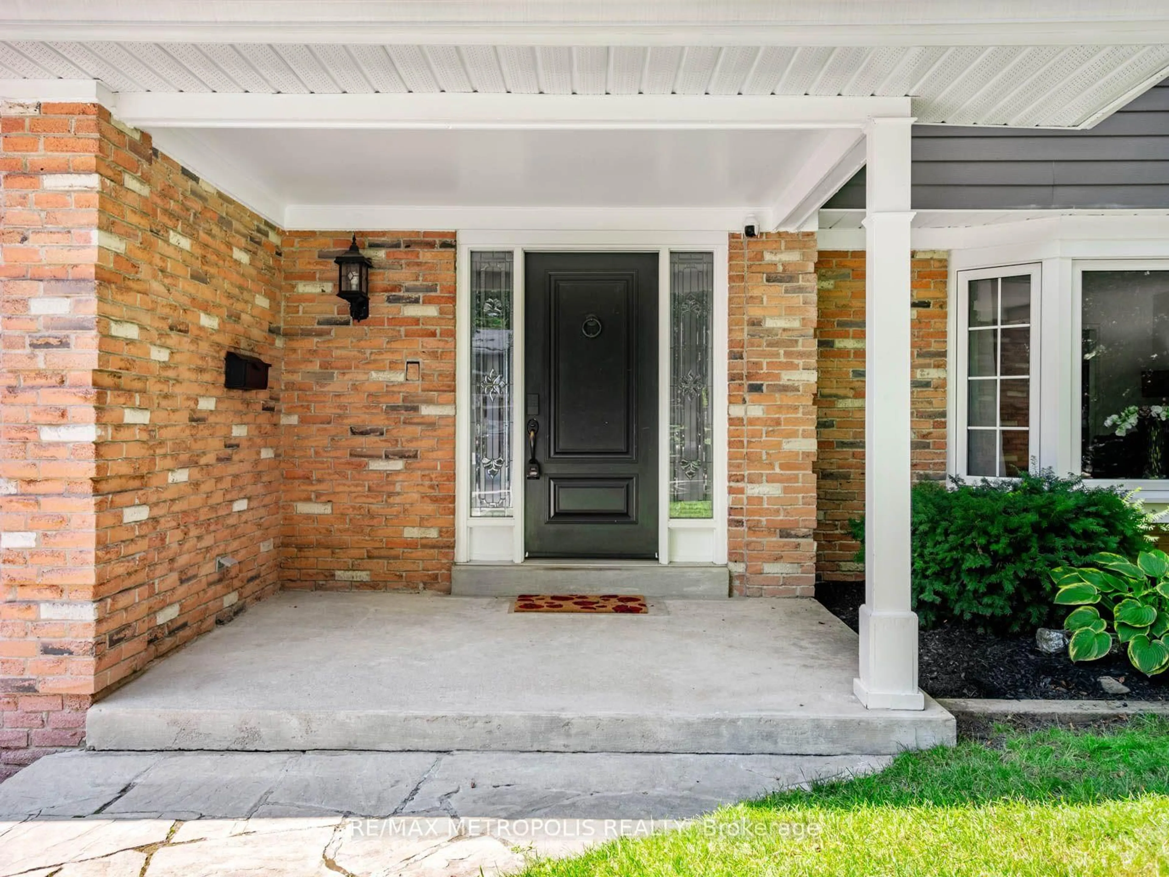 Indoor entryway for 144 All Saints Cres, Oakville Ontario L6J 5Y8