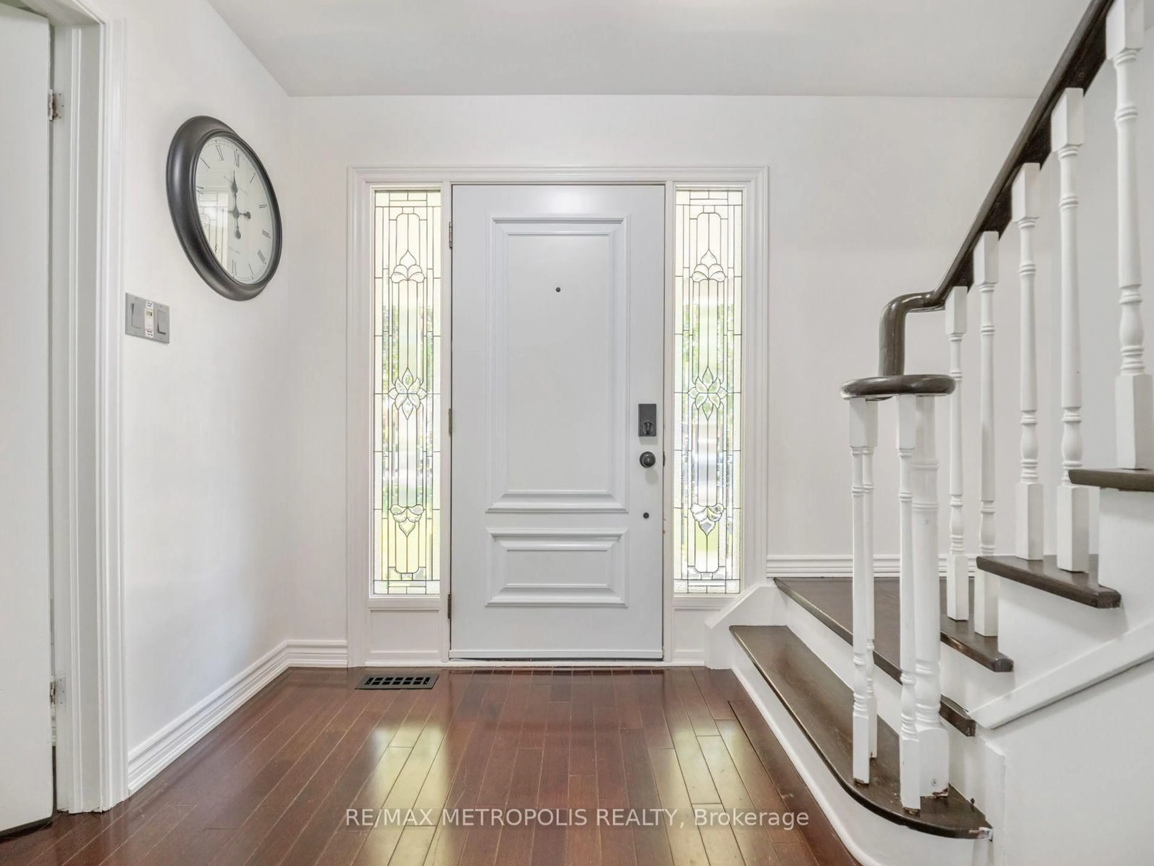Indoor entryway for 144 All Saints Cres, Oakville Ontario L6J 5Y8