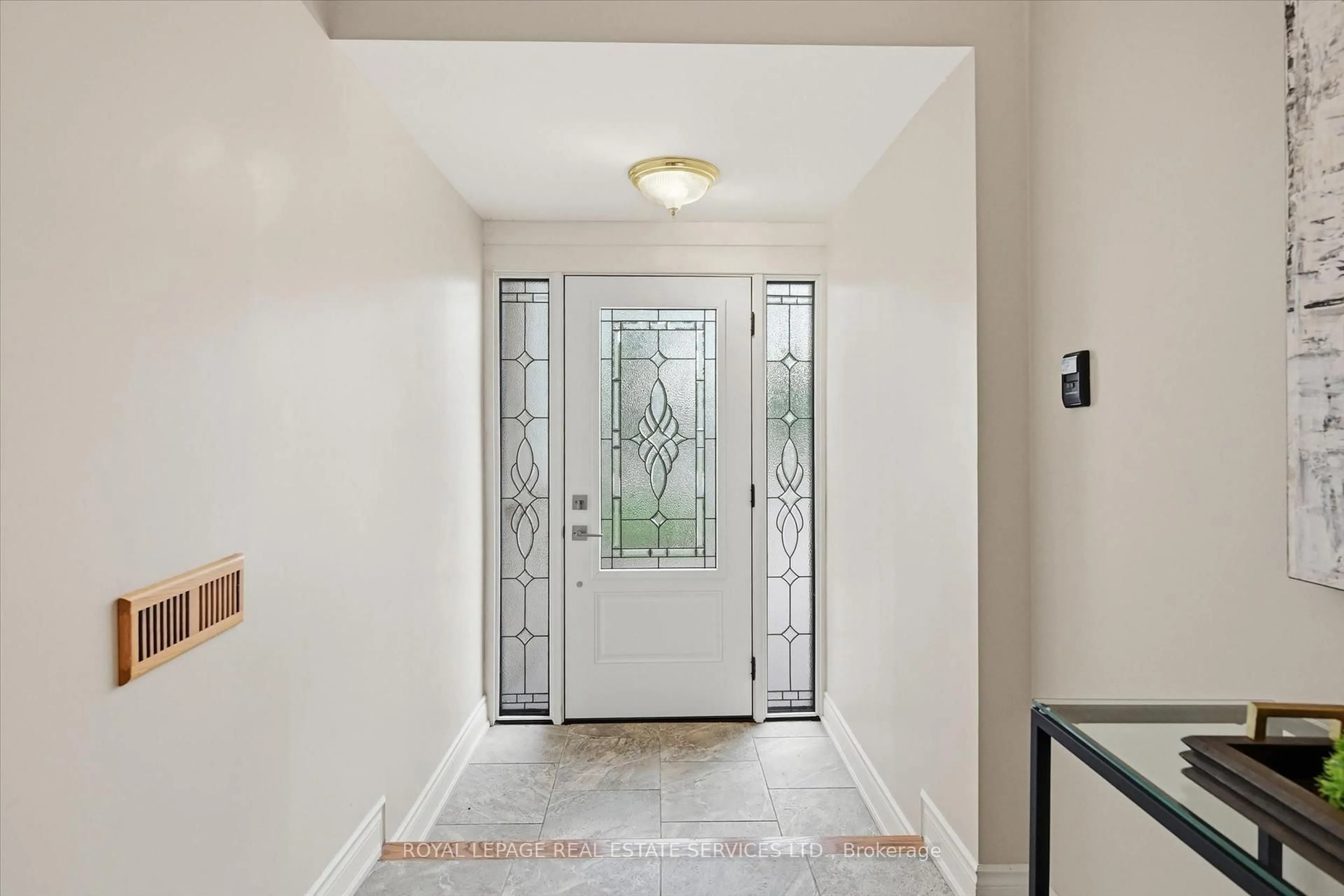 Indoor entryway for 1210 Grand Blvd, Oakville Ontario L6H 2X5