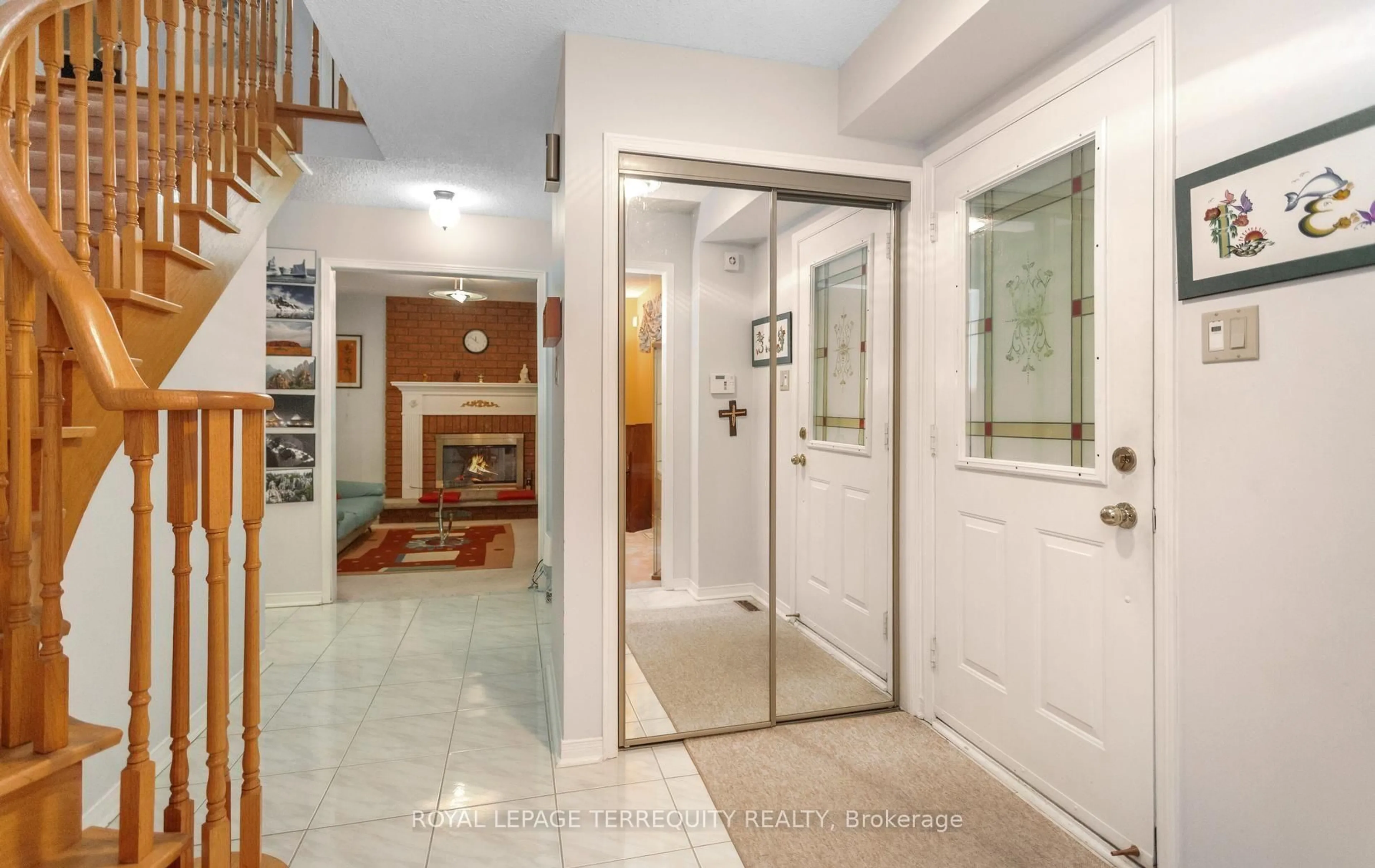 Indoor entryway for 5577 Haddon Hall Rd, Mississauga Ontario L5M 5G4