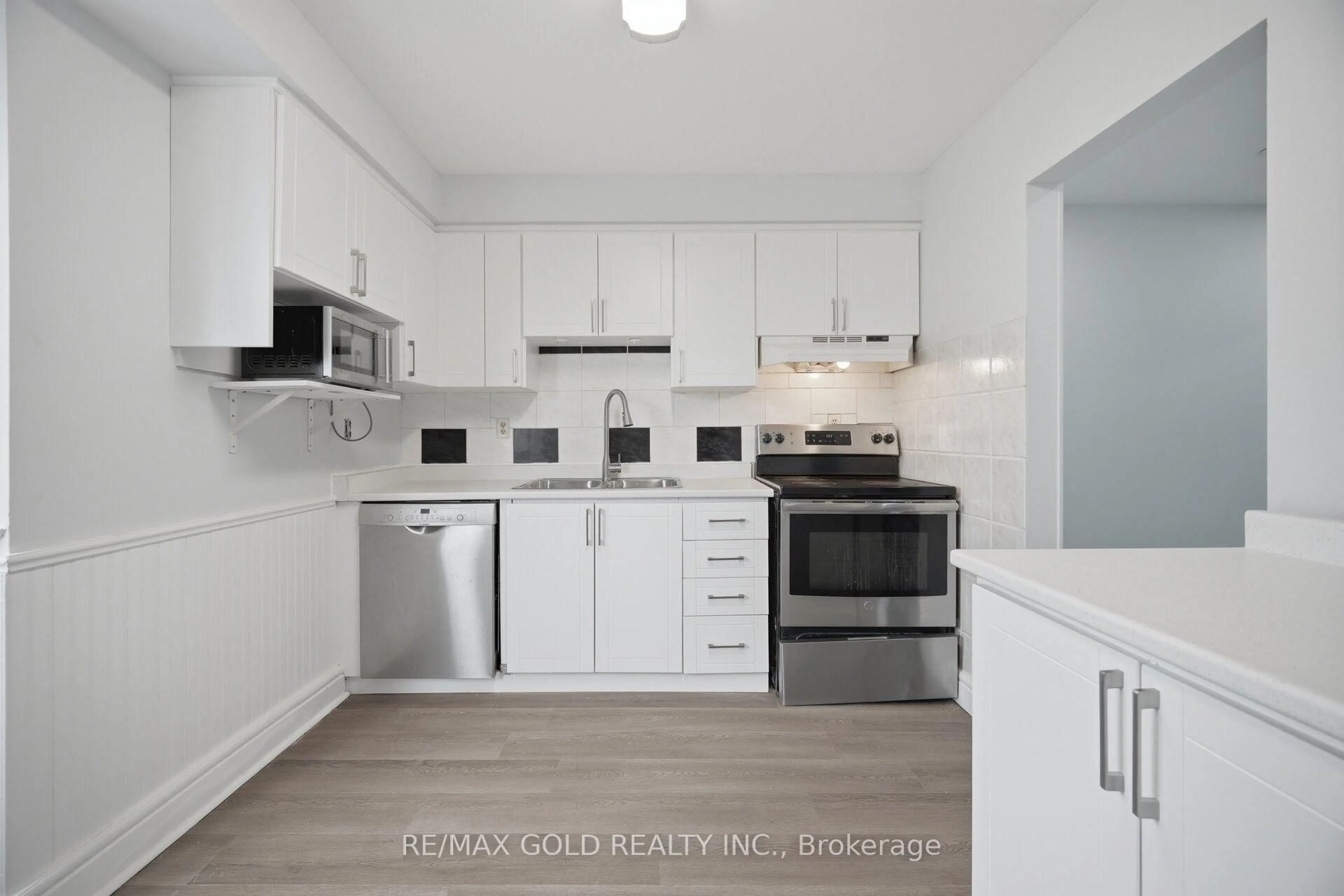 Standard kitchen, unknown for 16 Crawford Dr, Brampton Ontario L6V 2C7