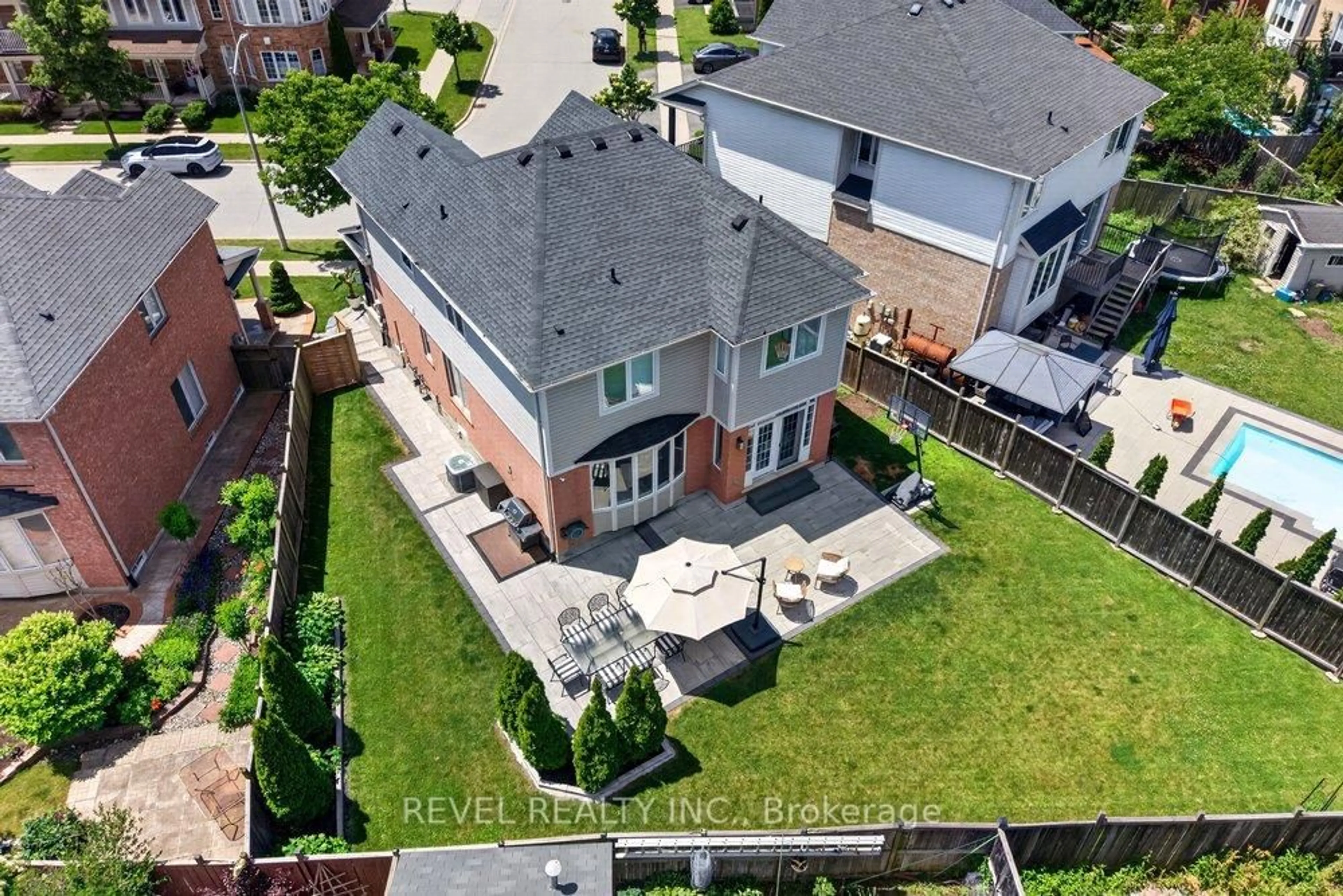 A pic from outside/outdoor area/front of a property/back of a property/a pic from drone, unknown for 3201 Munson Cres, Burlington Ontario L7M 0C2