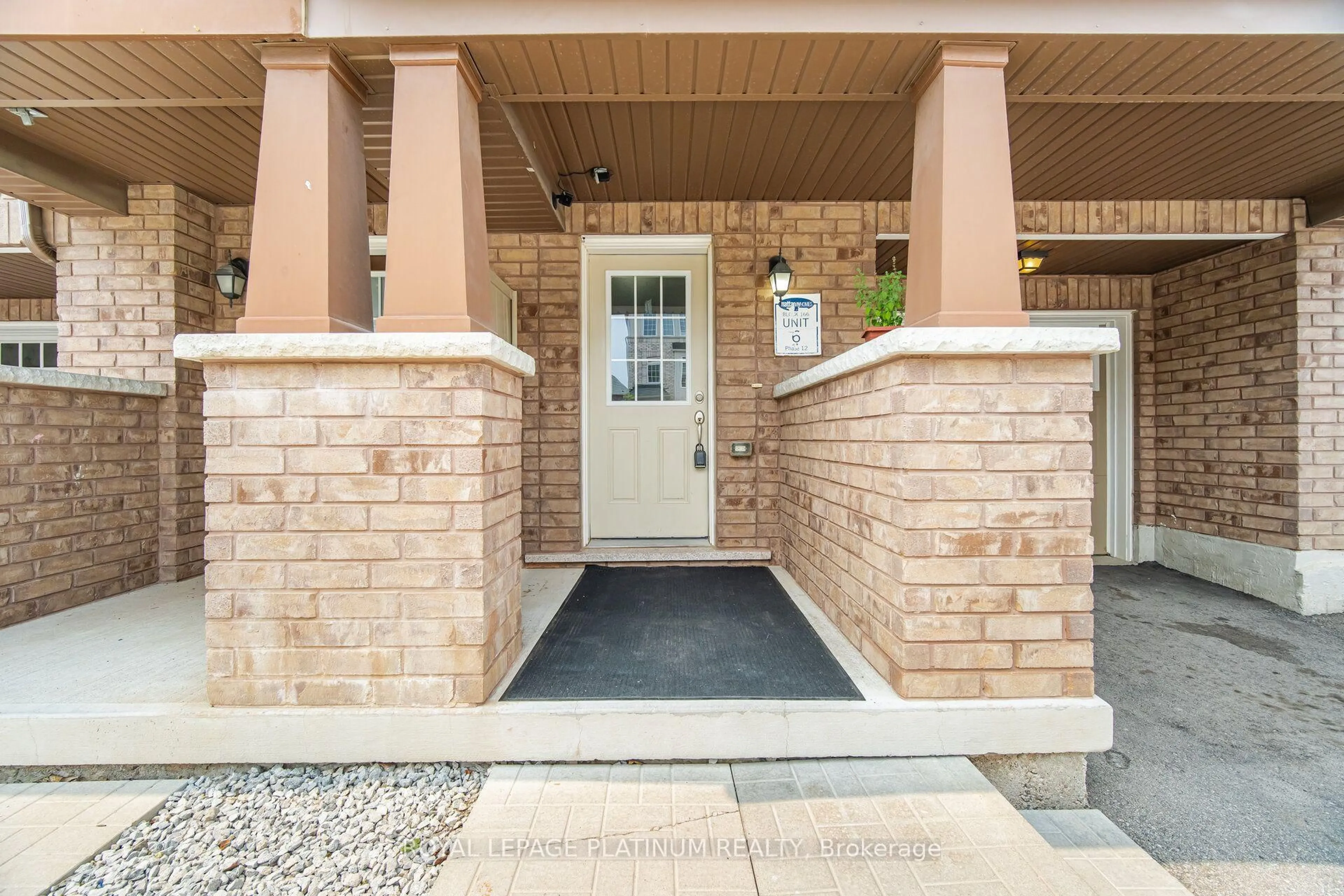 Indoor entryway for 32 Stewardship Rd, Brampton Ontario L7A 4E8