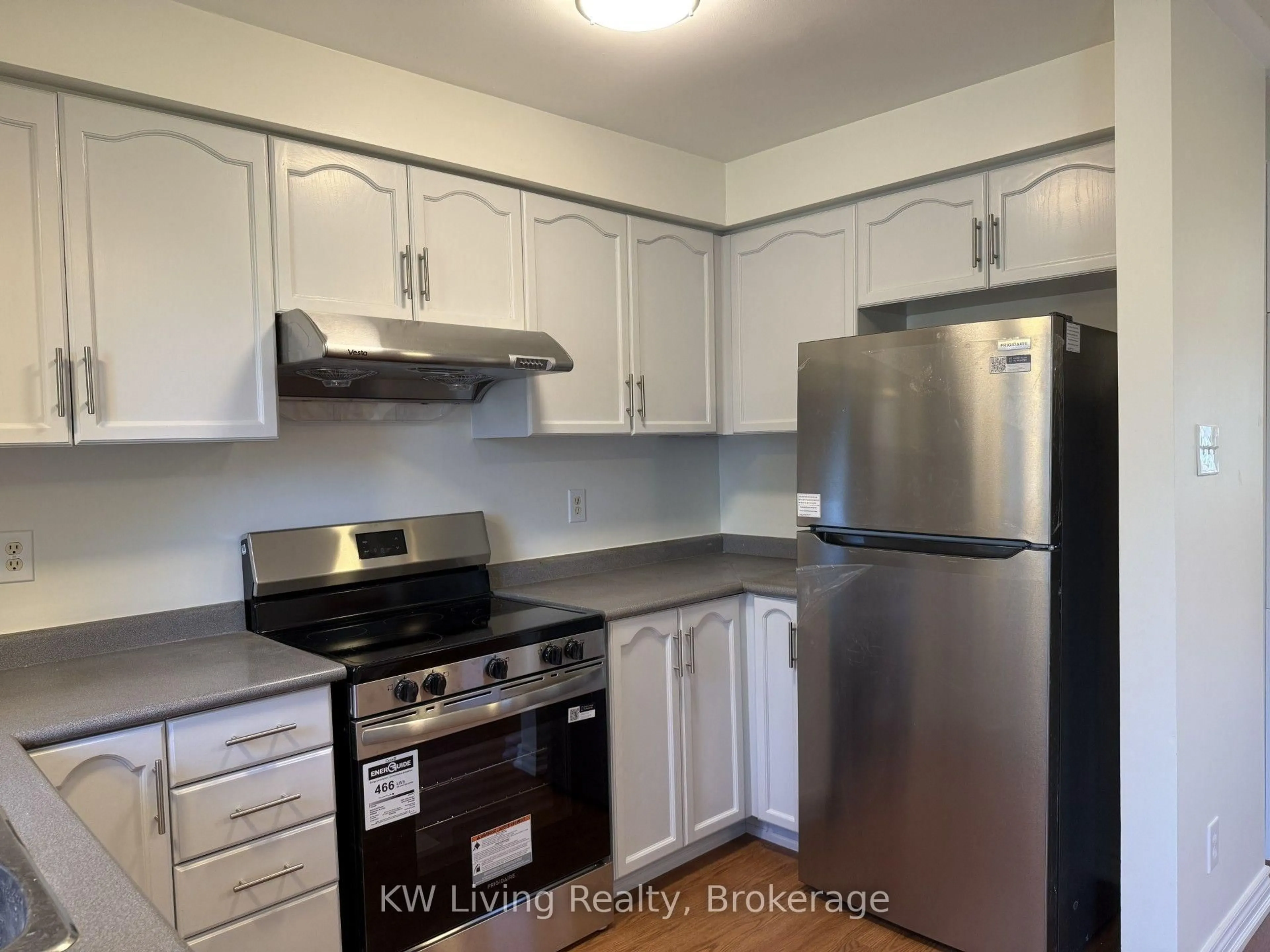 Standard kitchen, wood/laminate floor for 2945 Thomas St #86, Mississauga Ontario L5M 6C1