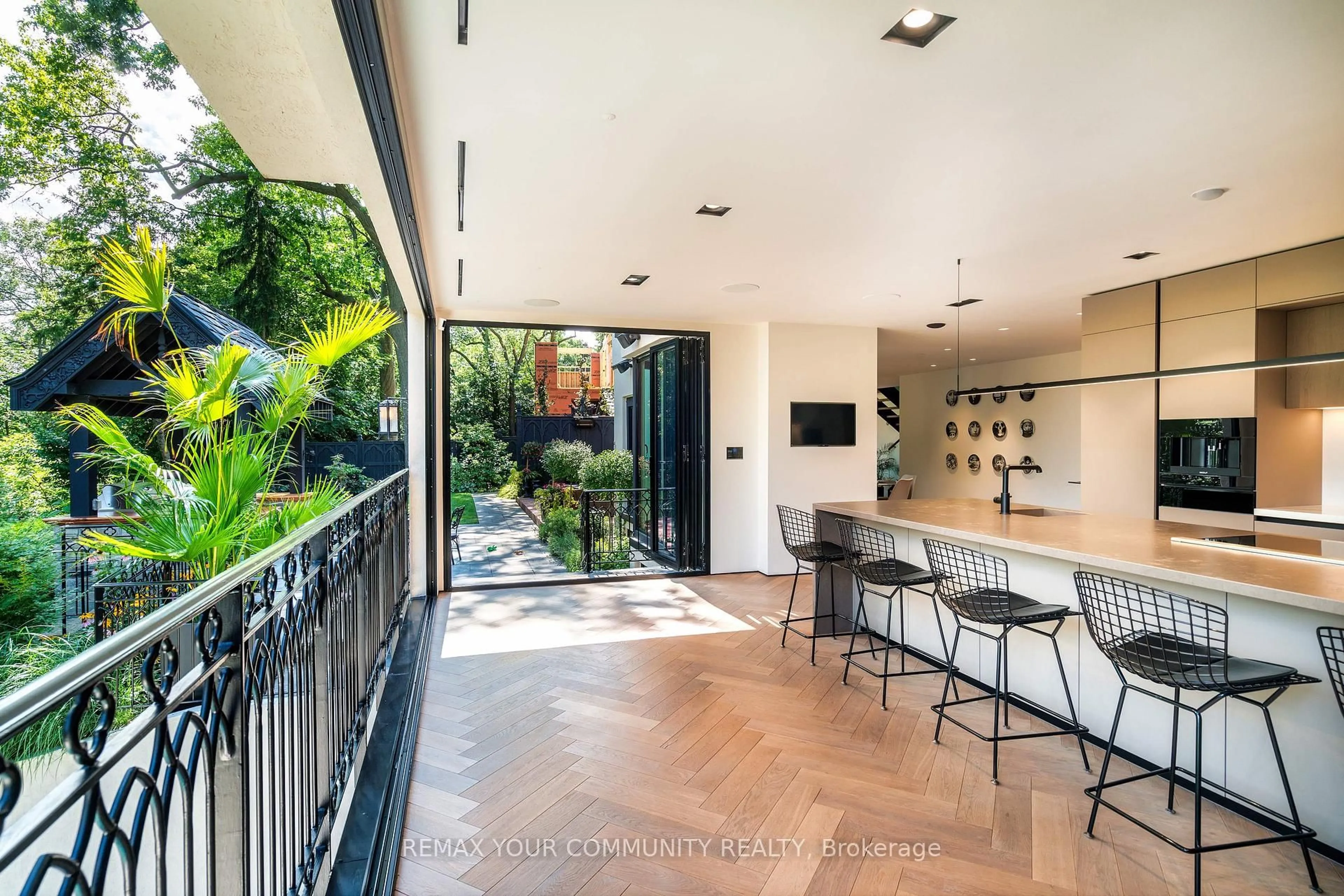 Contemporary kitchen, unknown for 57 Baby Point Cres, Toronto Ontario M6S 2B7